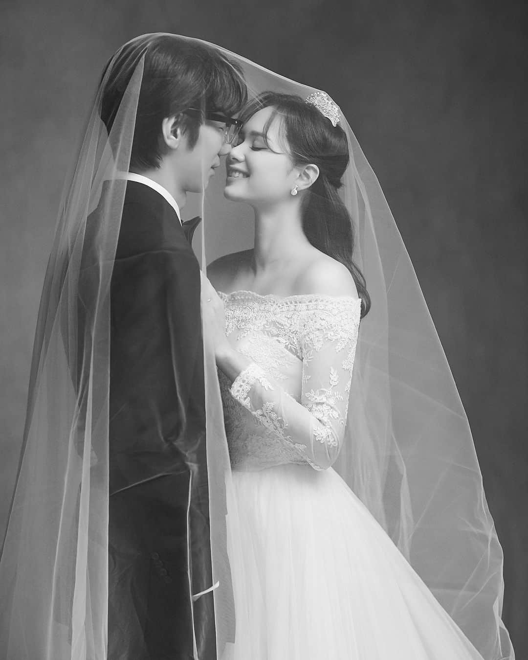 真間玲奈のインスタグラム：「이제 오빠랑 결혼해서 행복하다고 자신있게 말할 수 있어요.  6월 11일 오후 3시 레노스블랑쉬  와서 축하해 주세요~!  #근데다음인생에서는만나지말자♡ ㅋ」