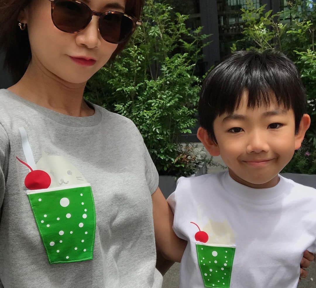 葵さんのインスタグラム写真 - (葵Instagram)「楽天スーパーセール始まりました！  今回のTシャツもセール中💁‍♀️ @graciousground  吉祥寺Tシャツ専門店  ネコちゃんとクリームソーダがコラボの、昭和レトロ風デザイン(^-^)ソーダ部分はポケットになってて、 なんて可愛いんだぁぁぁ💕 癒されるデザインです✨ 他にもたくさんのデザインがあるから ぜひサイト見てみてね♡  #graciousground #グレイシャスグランド #グレグラ #グレグラ女子 #グレグラ男子 #グレグラ家族 #吉祥寺 #オリジナルTシャツ #おもしろTシャツ」6月6日 16時57分 - dolphin_coconut