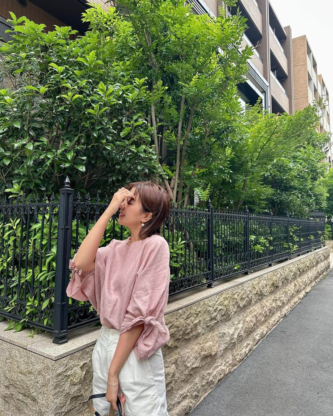 水田あゆみさんのインスタグラム写真 - (水田あゆみInstagram)「前回の投稿に250件以上もコメントいただき、ありがとうございます🥹🫰  皆んなが皆んなのコメントを読んでイイねしてたり、質問してたりしてとっても素敵な場所になってます☺️  私自身もたくさん勉強させていただいております🫶  明日よもぎ蒸し行ってくるねって言ったらこすけが、 "身体が高温期の時に温めすぎるのは良くないってフォロワーさんがコメント書いてたよ"って言い出して😊  普段何も言わないけど、こすけもしっかり皆さんのコメントで勉強してました🤭  今日も不妊科の帰り道です✌️ これ今日撮った写真♡  黄体ホルモン検査（採血）の結果は異常なく、 今月もタイミング法で！  今日は排卵日測定に行ってきました☺️  そして来週末に、体外受精の説明会に行きます✌️ 卵管因子なのと、卵巣年齢が41歳なので、 私達はたぶん体外受精になる可能性高いと思うので😊  皆さまに教えてもらってるからほぼ知ってるけど、 一応念のためと病院から勧められて行ってきます☺️  まだまだ旅はつづく🫶  そして今日のピンクのリネンシャツめっちゃ可愛いの♡  袖にリボンついてるのがお気に入り。  @stanza_dolce  楽天で今だけ15%OFFクーポンあるのでストーリーズに載せてます♡  良かったらお揃いで〜😊  #妊活#不妊治療#stanza_dolce #stanzadolce_cd #アプリで撮ったらこすけの顔いつも変になるごめんね」6月6日 16時59分 - ayune____