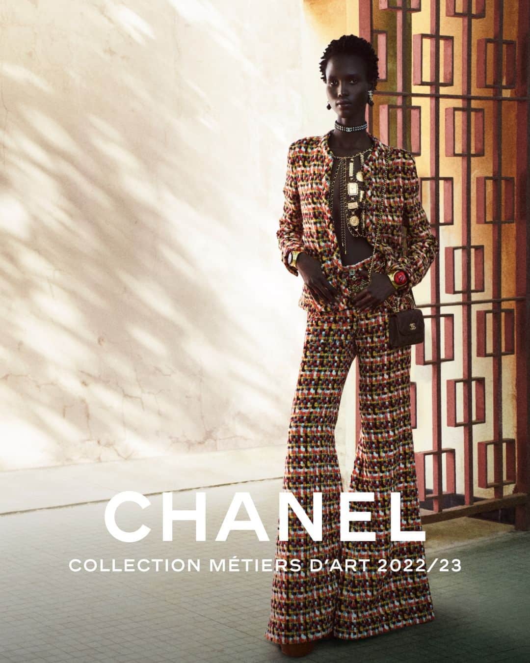 シャネルさんのインスタグラム写真 - (シャネルInstagram)「Architectural lines — the CHANEL 2022/23 Métiers d’art collection campaign, embodied by models Rianne Van Rompaey and Amar Akway, and photographed by Mikael Jansson.  The collection is now available in boutiques.  See more at chanel.com  #CHANELMetiersdArt @Le19M @RianneVanRompaey @AkwayAmar_ @MikaelJansson @IbKamara」6月6日 17時00分 - chanelofficial
