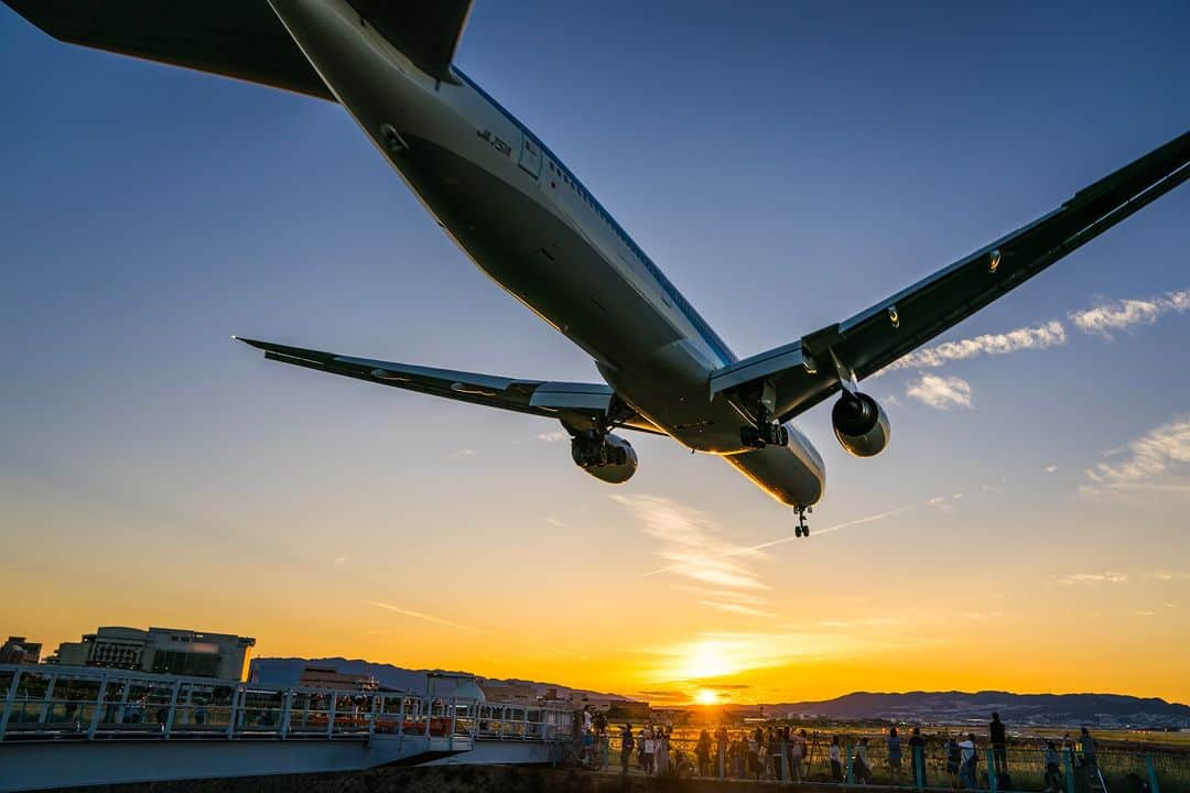 関西電力株式会社のインスタグラム：「＼飛行機撮影の聖地✈️✨千里川土手／ 本日は、大阪・千里川土手から飛行機をパシャリ📸  大阪国際空港（伊丹空港）の南端に接する、千里川土手。 「飛行機撮影の聖地」とも言われ、全国から飛行機の着陸を見に人が集まっています。  空港に離着陸する飛行機が頭上をかすめて飛ぶ姿は、まさに迫力満点！ 夕刻から夜にかけては、飛行機と誘導灯などの灯りが美しく輝きます。  みなさんオススメの関西のスポットがあれば、コメントで教えてください！  ※写真は過去に撮影したものです。  #関西電力 #灯りフォト部 #大阪 #大阪国際空港 #伊丹空港 #飛行機 #千里川土手 #千里川 #日本の絶景 #日本の景色 #関西旅行 #関西観光 #大阪旅行 #大阪観光 #itm #sky_airplane_gallery」