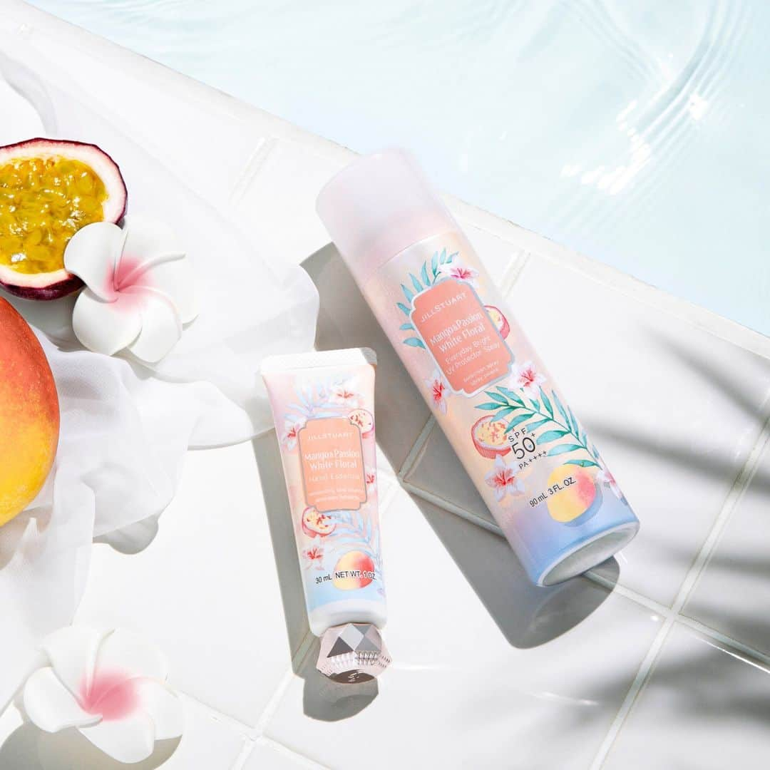 JILLSTUART BEAUTYのインスタグラム：「JILL STUART Lifestyle Limited Items 〜Tropical Dreamy Paradise〜 2023年6月16日(金)より発売 《予約受付中》  ■ハンドエッセンス 　マンゴー＆パッション ホワイトフローラル 甘く芳醇な香りで手肌を包み込む、 みずみずしいタッチのハンドエッセンス。 すっとなじむ美容液のような感覚で、 油断しがちな夏のハンドケアにも心地よく使えます。  ■エブリデイブライト  UVプロテクター  スプレー 　マンゴー＆パッション ホワイトフローラル 紫外線が気になったときに、香りを纏いながら いつでもどこでも使える日やけ止めスプレー。 SPF50+/PA++++でしっかり守れます。  #jillstuart #jillstuartbeauty #ジルスチュアート #ヘッドシャワー #頭皮ケア #ハンドエッセンス #ハンドケア #エブリシングミスト #ミストローション #UVプロテクター #UVケア #日やけ止め #トロピカル #マンゴー #パッションフルーツ #ホワイトフローラル」