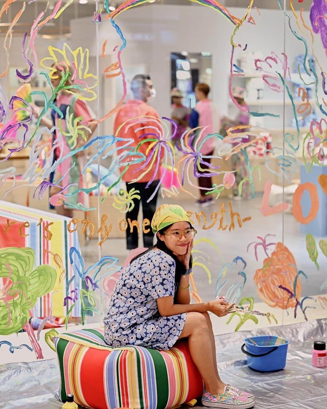 Marimekko Japanさんのインスタグラム写真 - (Marimekko JapanInstagram)「タイ バンコクのマリメッコセントラルワールドストアにて、プライドを祝してJuli Baker and Summer @julibakerandsummer がウィンドウにレインボーのアート作品を描きました。作品は6月いっぱいご覧いただけます。  #marimekko #marimekkofw23 #マリメッコ #マリメッコ愛 #北欧デザイン #フィンランド #pride #unikko #ウニッコ #helsinkipride #bangkok @marimekkothailand」6月7日 19時30分 - marimekkojapan