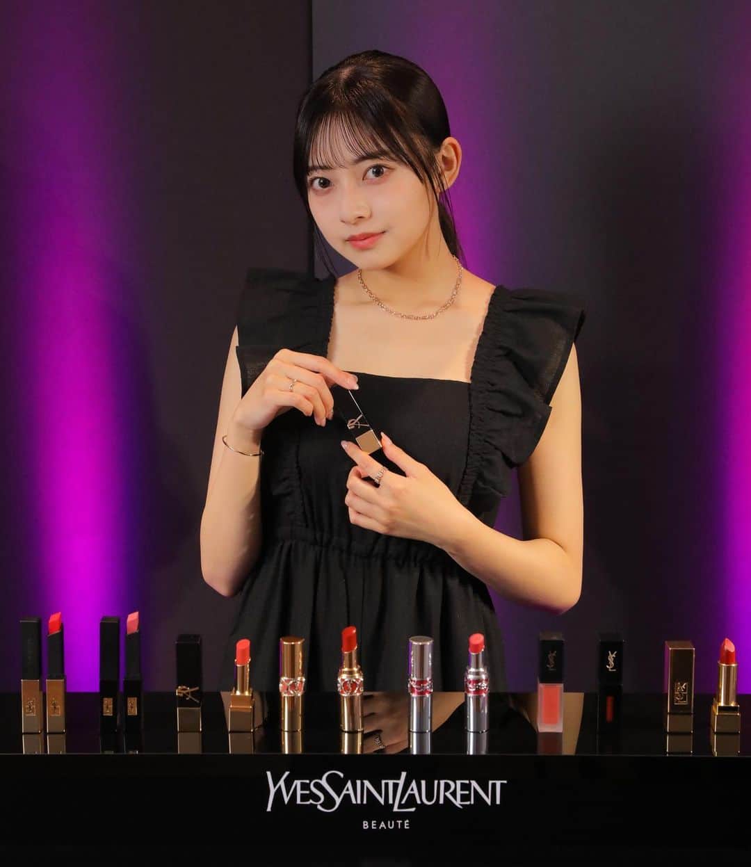 千葉祐夕のインスタグラム：「@yslbeauty   YSL lip WS イベントに参加させて頂きました。🖤🩷  ブランドのこだわりが凝縮した、スタイリッシュな存在感を生み出す洗練されたカラーは、カラー × テクスチャーの約100種のバリエーション。  私の選んだリップは、ルージュ ピュールクチュール ザ スリム ベルベットラディカル の 314番。 実はYSLのマットなリップは初挑戦です。🩷   #myYSLlip」