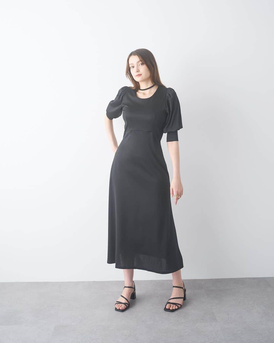 ドロシーズのインスタグラム：「.  Tuker-style long flared onepiece col:black size:free  ￥6,930 tax in  チョーカーがポイントのロングワンピース。 袖のボリュームと高めのウエストラインでスタイルアップ。 インナーキャミワンピース付きです。  ━━━━━━━━━━━━━━━ ZOZTOWNにて発売中 TOPページURLからチェック︎︎︎︎︎︎☑︎ ━━━━━━━━━━━━━━━  @DRWCYS #drwcys #ドロシーズ #23ss #フェミニン #エレガンス #ワンピース #zozotown #ゾゾタウン #ブラックコーデ」