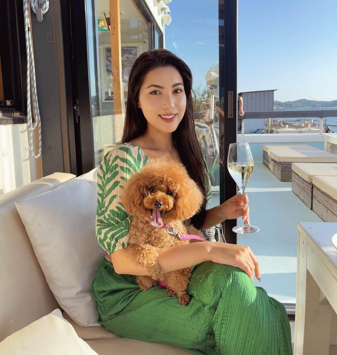 山本マリナのインスタグラム：「ジャスミンと淡路島🐶🧅✨  お昼からスパークリングと玉葱パスタ🍝🍾  この季節はテラス席が気持ちいい💕  ・ ・ ・ #garbcostaorange #ガーブコスタオレンジ #淡路島 #淡路島観光 #淡路島グルメ #淡路島カフェ #淡路島ランチ #犬連れ #犬連れランチ #犬連れ旅行 #トイプードル」