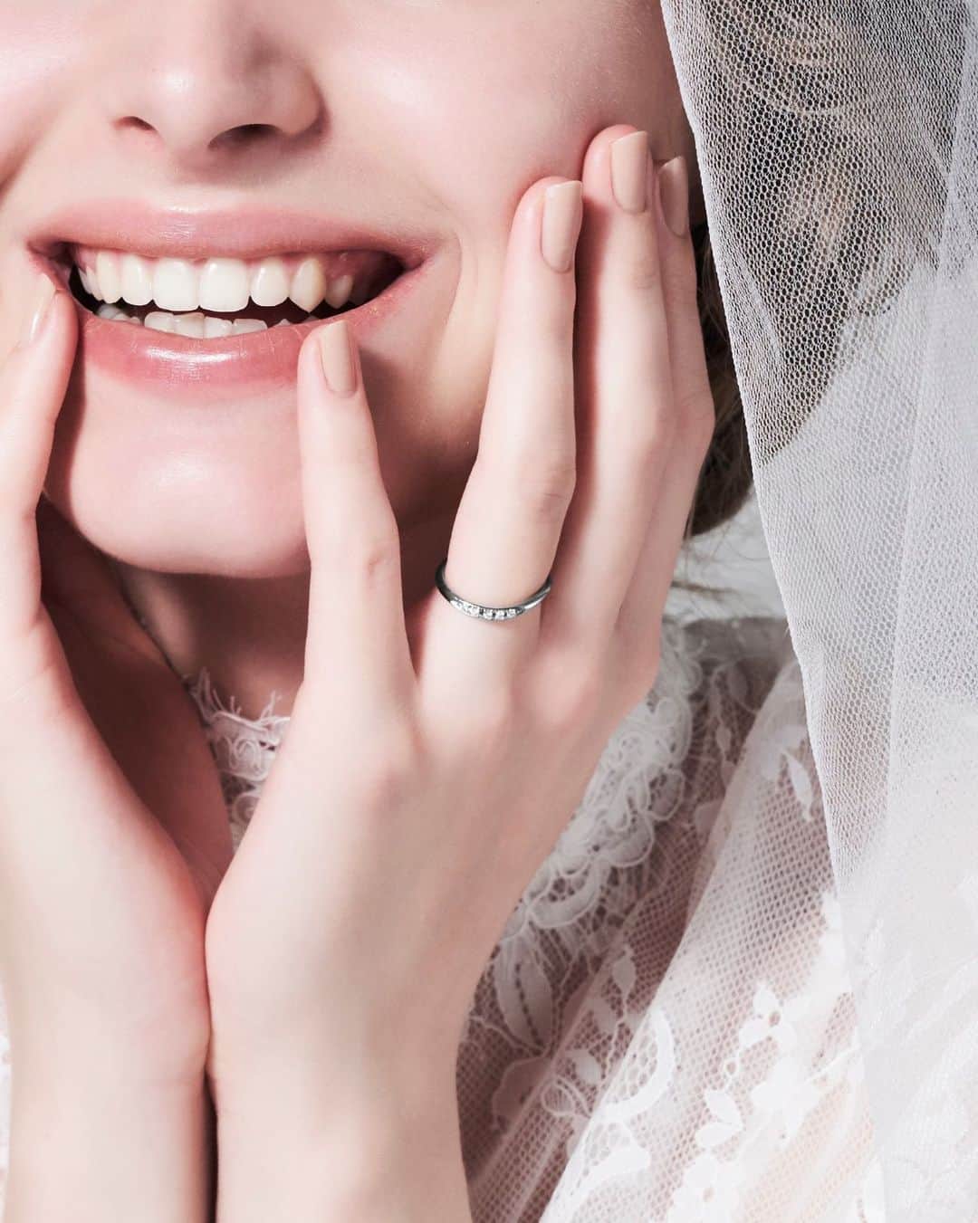 ラザール ダイヤモンド ブティック公式 | 婚約・結婚指輪のインスタグラム：「ー ジューンブライドのロマンティックな花嫁 ー  NYの雰囲気を感じさせるデザインに、 創始者のこだわりと類まれな美意識が息づく 特別なダイヤモンドがセットされた ラザール ダイヤモンドのブライダルリング。  一世紀を超えて世界中の花嫁から選ばれ続ける 真実の愛の象徴をあなたの薬指に。  ＜結婚指輪＞CIRRUS  #lazarediamond #ラザールダイヤモンド #結婚指輪 #マリッジリング #NEWYORK #NYC #ダイヤモンド #ダイヤモンドリング #ブライダルリング #ブライダルリング専門店」