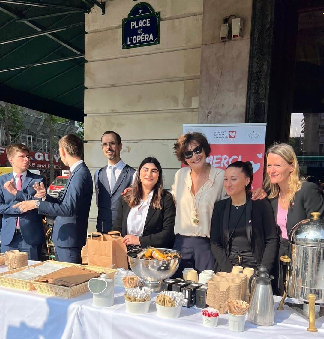 イネス・ド・ラ・フレサンジュのインスタグラム：「merci à tous ceux qui sont venus au petit déjeuner @mecenatcardiaque et merci à la générosité du @cafedelapaixparis . C’est toute la semaine .#mecenatchirurgiecardiaque #lespetitsdejeunersducoeur #bonnecause」