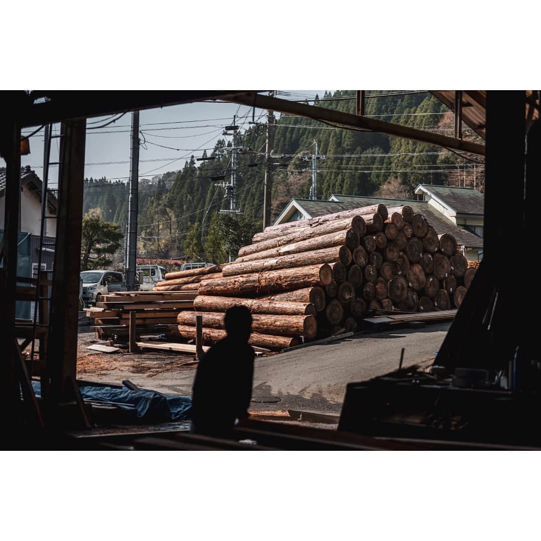 有限会社 稲葉製材住宅さんのインスタグラム写真 - (有限会社 稲葉製材住宅Instagram)「稲葉製材住宅では地元の木を、地元の工場で、地元の職人によって、一つずつ丁寧に加工された木を使用します。 どこで育ち、誰が加工したが分からない材料を使うのではなく、素材にもこだわって家づくりをご提案します。  made in 熊本  #小国杉#県産材#地域材#地産地消#madein熊本#新築#リフォーム#リノベーション#自然と繋がった家#木のある暮らし#木の家#自然素材#家づくり#マイホーム計画 #楽しい暮らし#自然と暮らす#暮らし#家#注文住宅#戸建て#熊本#玉名#山鹿#工務店#ハウスメーカー#稲葉製材住宅#イナバ#イナバの家#sdgs  〜〜〜〜〜〜〜〜〜〜〜〜〜〜〜〜〜〜  【熊本の暮らしに寄り添った工務店】 熊本県北を中心に新築、リノベーションを手掛ける工務店です。 家を建てることがゴールではなく、家を建てたあとの暮らしにフォーカス。 一人ひとりが楽しい暮らしを送れる家をご提案することが重要だと考えます。 素材にもこだわり、県産材を使用したりと人と自然に配慮した熊本らしい家づくりをご提案します。」6月6日 17時23分 - inaba_home