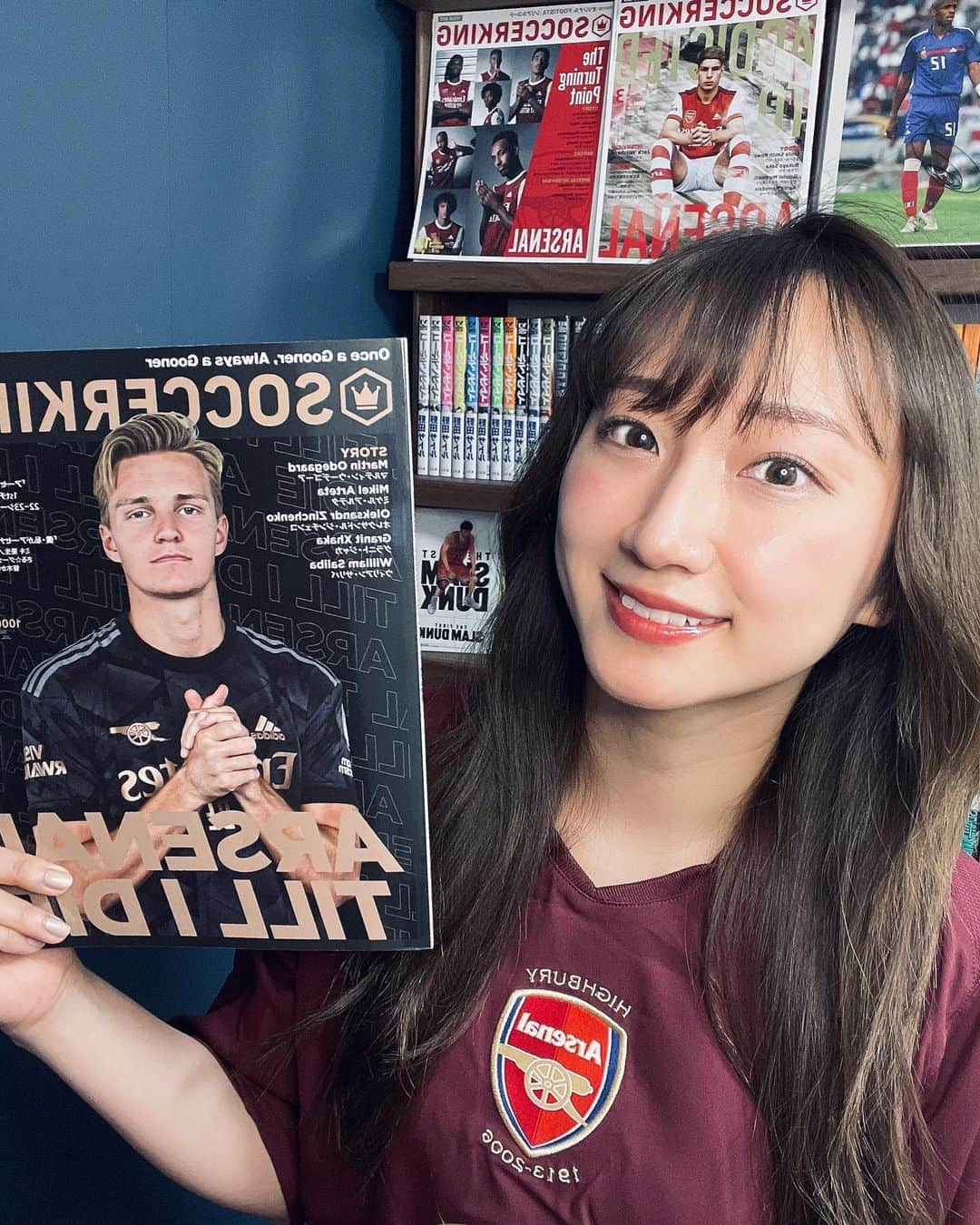 笹木香利のインスタグラム：「SOCCER KING 7月号 アーセナル特集「ARSENAL TILL I DIE」 もう読んでいただけましたか？☺︎☺︎  『僕・わたしがアーセナルを好きなわけ』という特集でインタビューを載せていただいています。 どれだけ時間があってもアーセナルへの想いは到底語り尽くせないのですが、今シーズン感じた気持ちなどお話ししているので読んでいただけたら🫶  表紙は我らがキャプテンMartin Ødegaard！ぜひお買い求めください🙆‍♀️ (ウデゴーとツーショットしようと思ったらちょうど間に絶妙にみっちゃんが割り込んでた🤫笑)」