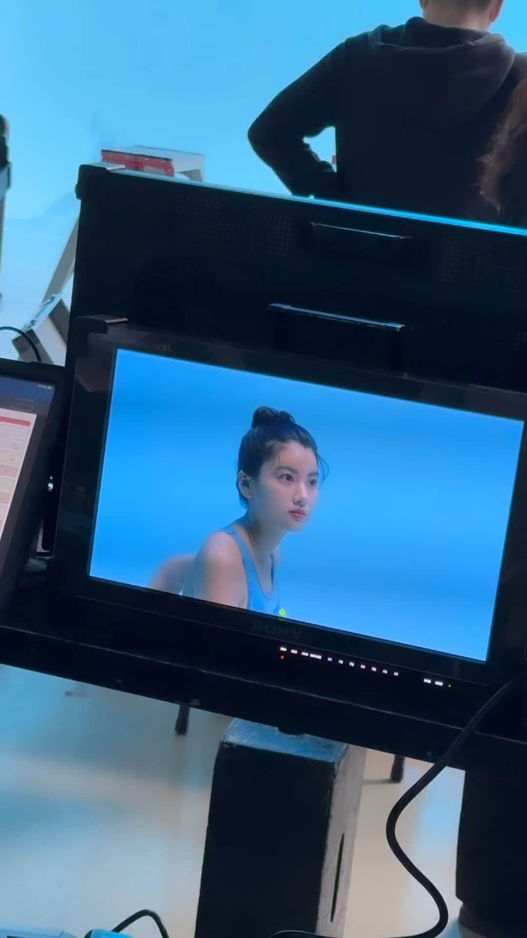 HITOMIのインスタグラム：「PLAYVIDEO STORESオフショット🦢🫶🏻 　 ヨガの体制がんばったよ！笑 きょろきょろちゃん☺︎ #PLAYVIDEOSTORES」