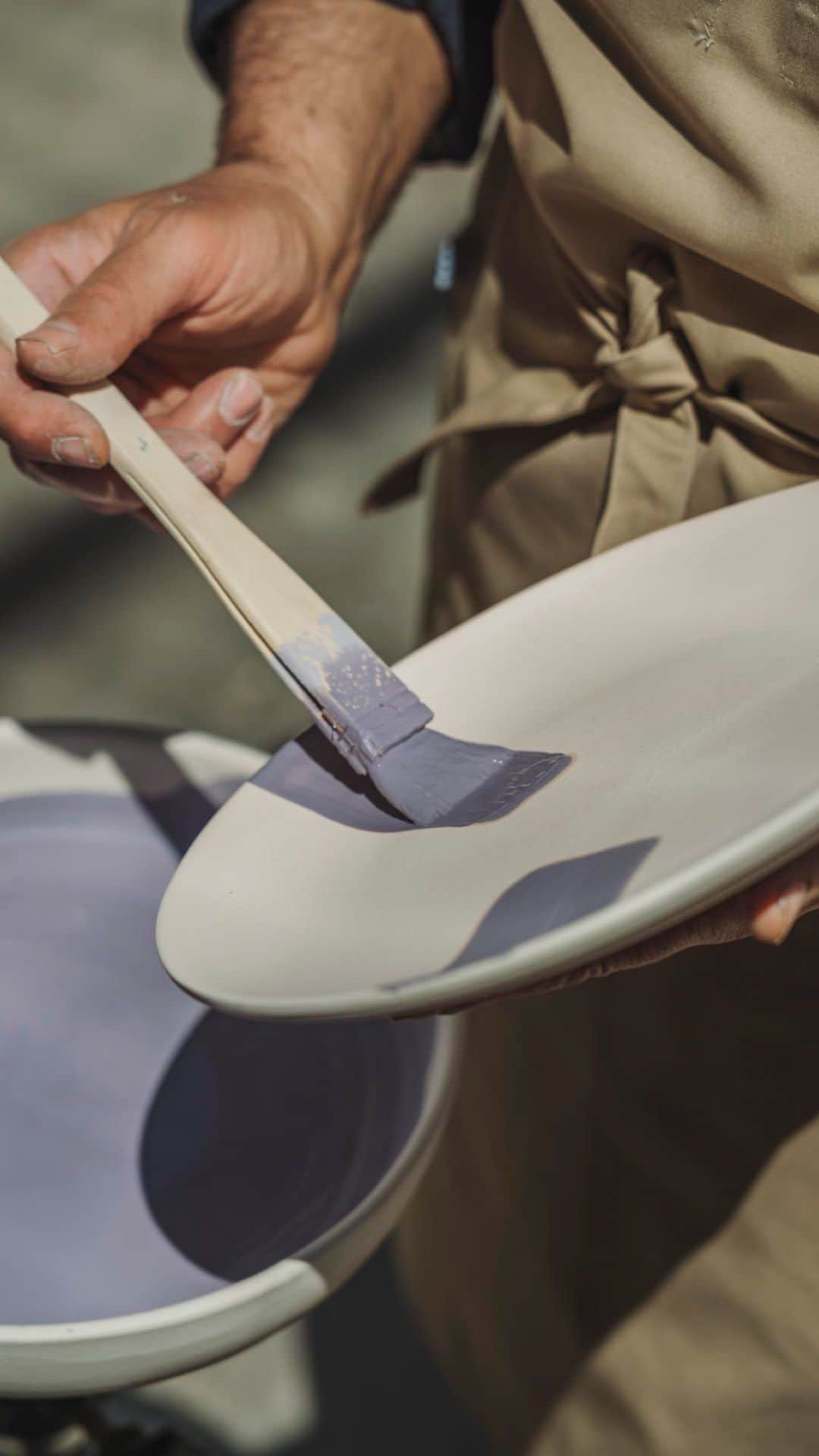 MANGOのインスタグラム：「Travel with us to La Bisbal d’Empordà, the Catalan region known for its artisan tradition where we have created the new collection of #MangoHome ceramics. Now available at mango.com.」