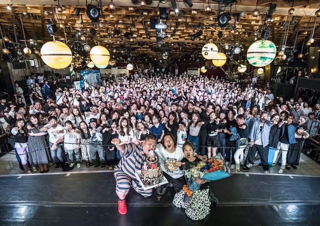 ジョーブログのインスタグラム：「日本に帰ってきて数日が経ち、200万人達成記念ファン感謝祭を終えました。 イベントに携わってくれた全ての皆さん、来てくれた視聴者さん本当にありがとうございました😊 沢山の人に愛されて今があることを実感しました。  皆んなが居たからここまでこれました。そして皆んなの喜ぶ声が聞きたいから、また走り出せます。 イベントはというと、浴びるように皆んなと酒で乾杯してベロベロで想いを叫んでました笑  ジョーブログソングも歌ってたけど、歌ってたというより、叫んでました🤣 笑いあり、涙ありのジョーブログらしい自由な祭りでした。 おっしゃ！こっからまた撮影楽しんで頑張ってくで！ 心をぎゅっと大切にしながら、また新たな次のステージへと動き出します。 更新遅れててごめんやでえ！ 素敵な写真を撮影してくれた@toshiyuki_hiramatsuさんありがとうございました！」