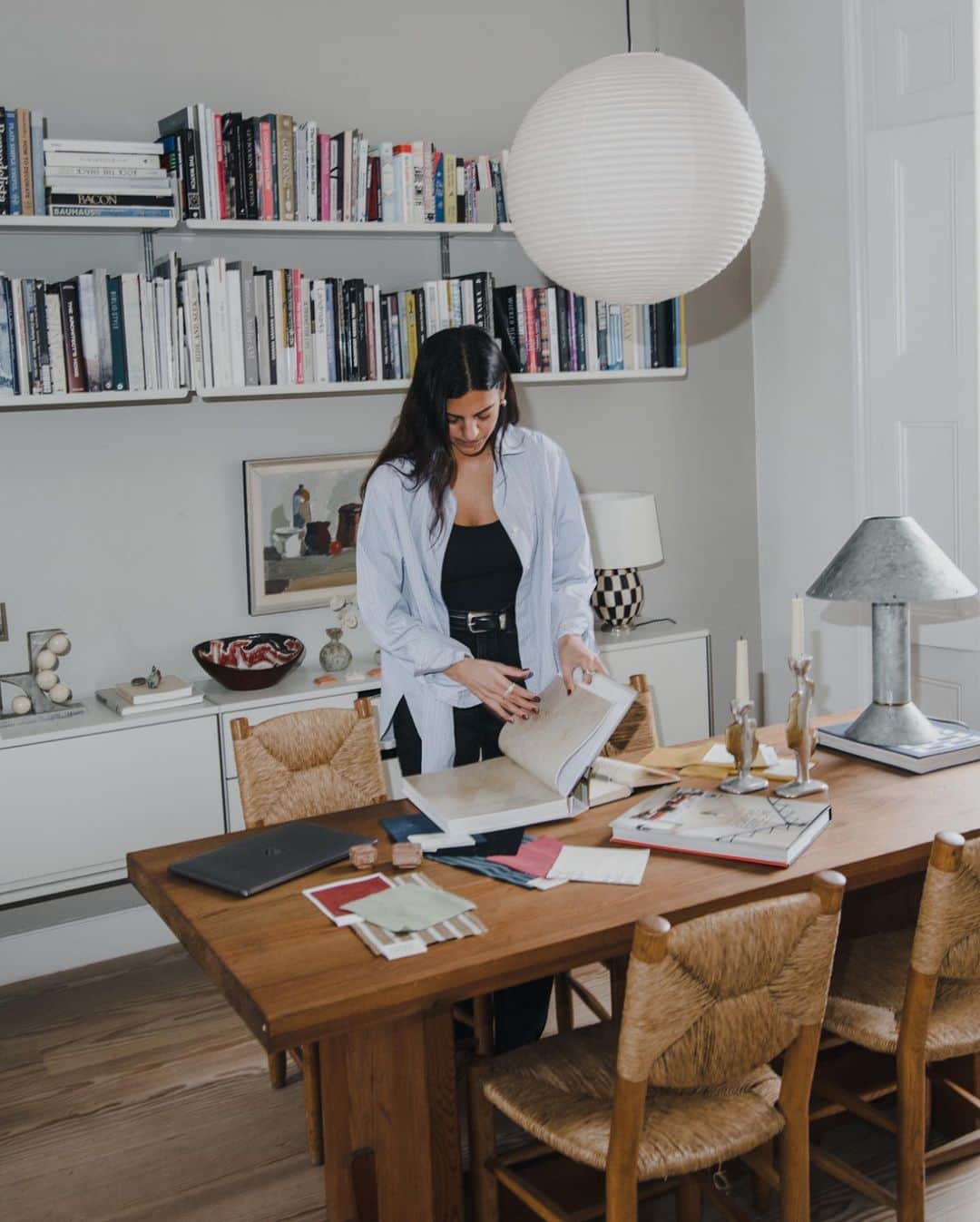 The Modern Houseさんのインスタグラム写真 - (The Modern HouseInstagram)「“Ultimately, the creative perspective is completely two minds as one,” says @rubykean, “and it’s great that way.” For Ruby and @lisajoneshyatt, distance makes the heart grow fonder. Their friendship has flourished since founding @atelier_lk_, a studio spanning residential and commercial design, as well as art direction and interiors styling, which they run from New York and London respectively. The cities they call home play pivotal roles in their daily lives, serving not only as backdrops to their business, but also as constant sources of inspiration.  For Issue No.6 of The Modern House Magazine (tap to purchase your copy if you haven't already), we spent a day with the design duo living some 3,500 miles apart – visiting their favourite establishments and meeting their close-knit community of collaborators along the way. Head to the link to discover the full story.」6月6日 17時22分 - themodernhouse