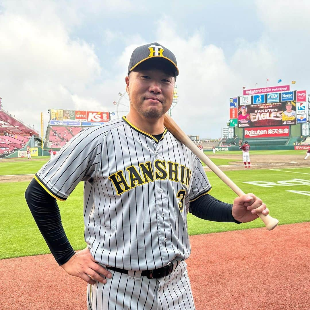 阪神タイガースさんのインスタグラム写真 - (阪神タイガースInstagram)「6月6日楽天戦の試合前に、阪神タイガースOBの#関本賢太郎 さんが、東北楽天ゴールデンイーグルスOB#青山浩二 さんとの『交流戦OB対決』で球場を盛り上げました！ #阪神タイガース  #関本賢太郎 さん #必死のパッチ  #日本生命セパ交流戦  #ARE」6月6日 17時31分 - hanshintigers_official