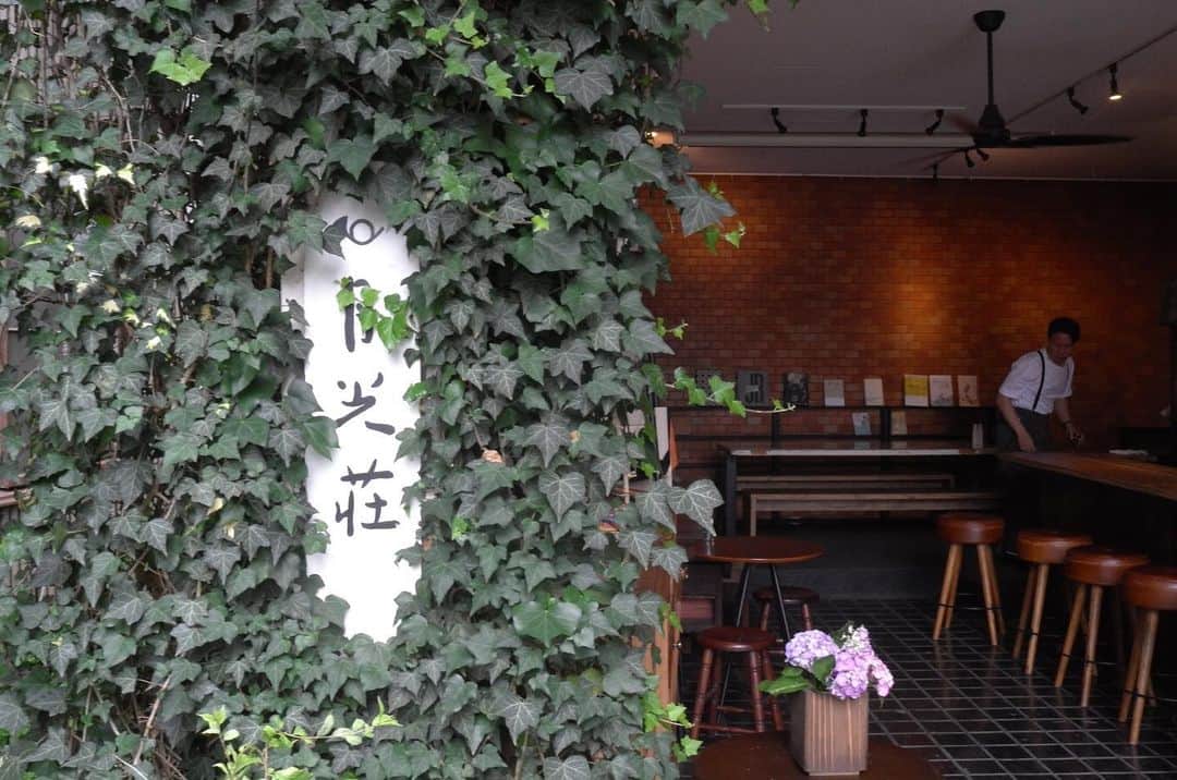 のインスタグラム：「@gekkosofarbe   銀座の老舗絵の具屋の月光荘さんと今度スーパー素敵なコラボレーション企画がありまして工場を訪問。 これから告知もしていきますがこれまたスンバラシイ靴職人さんも交えてのあり得ない三者コラボです。 にしても絵の具工場って素敵過ぎる🥺！  We have a super collaboration project with a long-established paint shop in Ginza, and we will be visiting the factory. We're going to announce it now, but it's an impossible three-way collaboration with an amazing shoemaker. But a paint factory is just too wonderful.  #gekkoso #月光荘 #brifth #shoeshine #靴磨き #絵の具」
