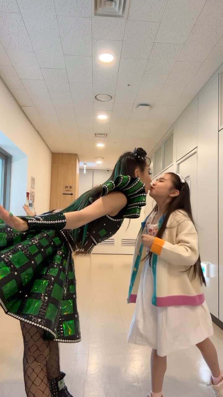キム・ジウのインスタグラム：「. . . 엄마와 딸 릴스 도전기 두번째!!!! . .」
