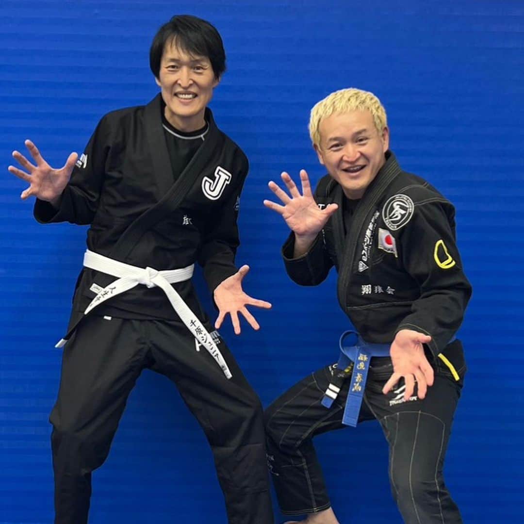 のインスタグラム：「なんと‼️ ジュニアさんが柔術体験してくださいました‼️ モンモスうれぴー‼️  ジュニアさんの柔術着姿が手足長いのでお世辞抜きで似合い過ぎでした‼️  グラビアやっていた頃の吹石一恵の白のワンピースぐらい似合ってます‼️  ありがとうございました‼️  この模様はYouTubeガリットチュウ福チャンネルで見れます‼️来週予定‼です️‼️ シクヨロちゃんです‼️  早川先生御指導ありがとうございました‼️  押忍‼️  熊谷もいたよ❤️」