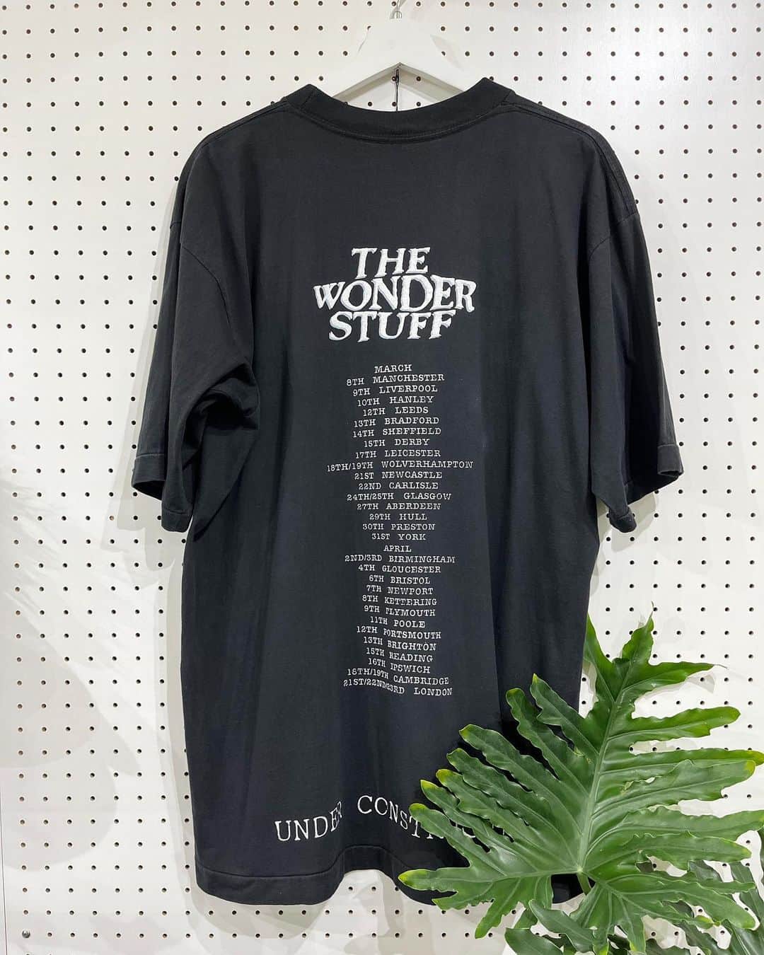 ジャムルさんのインスタグラム写真 - (ジャムルInstagram)「1990's～ THE WONDER STUFF ¥16000+tax(17600) . 86年にイギリスで結成されたロックバンド、THE WONDER STUFF 。 このバンドもカッコ良いグラフィックのTシャツが沢山ございます！！  こちらは93年リリースのアルバム「Construction For The Modern Idiot」からの ツアーTシャツになります。フロント、バック共に一見文字だけでシンプルですが レイアウトのデザインはかなりカッコ良い1枚だと思います。 .  WEB SHOPに入荷しております。 是非ご覧ください。 jammru.com  #お問い合わせはお電話で承ります #jammru #osaka  #fashion  #streetstyle  #streetfashion  #vtg  #vintage  #used  #usedclothing  #古着 #古着屋 #ファッション #70s #80s #90s」6月6日 17時33分 - jammru