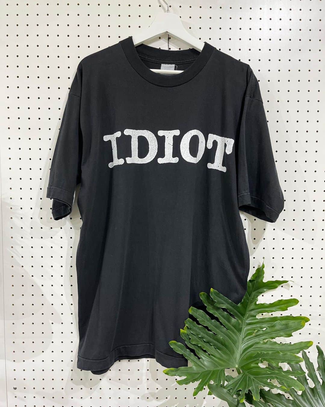ジャムルのインスタグラム：「1990's～ THE WONDER STUFF ¥16000+tax(17600) . 86年にイギリスで結成されたロックバンド、THE WONDER STUFF 。 このバンドもカッコ良いグラフィックのTシャツが沢山ございます！！  こちらは93年リリースのアルバム「Construction For The Modern Idiot」からの ツアーTシャツになります。フロント、バック共に一見文字だけでシンプルですが レイアウトのデザインはかなりカッコ良い1枚だと思います。 .  WEB SHOPに入荷しております。 是非ご覧ください。 jammru.com  #お問い合わせはお電話で承ります #jammru #osaka  #fashion  #streetstyle  #streetfashion  #vtg  #vintage  #used  #usedclothing  #古着 #古着屋 #ファッション #70s #80s #90s」