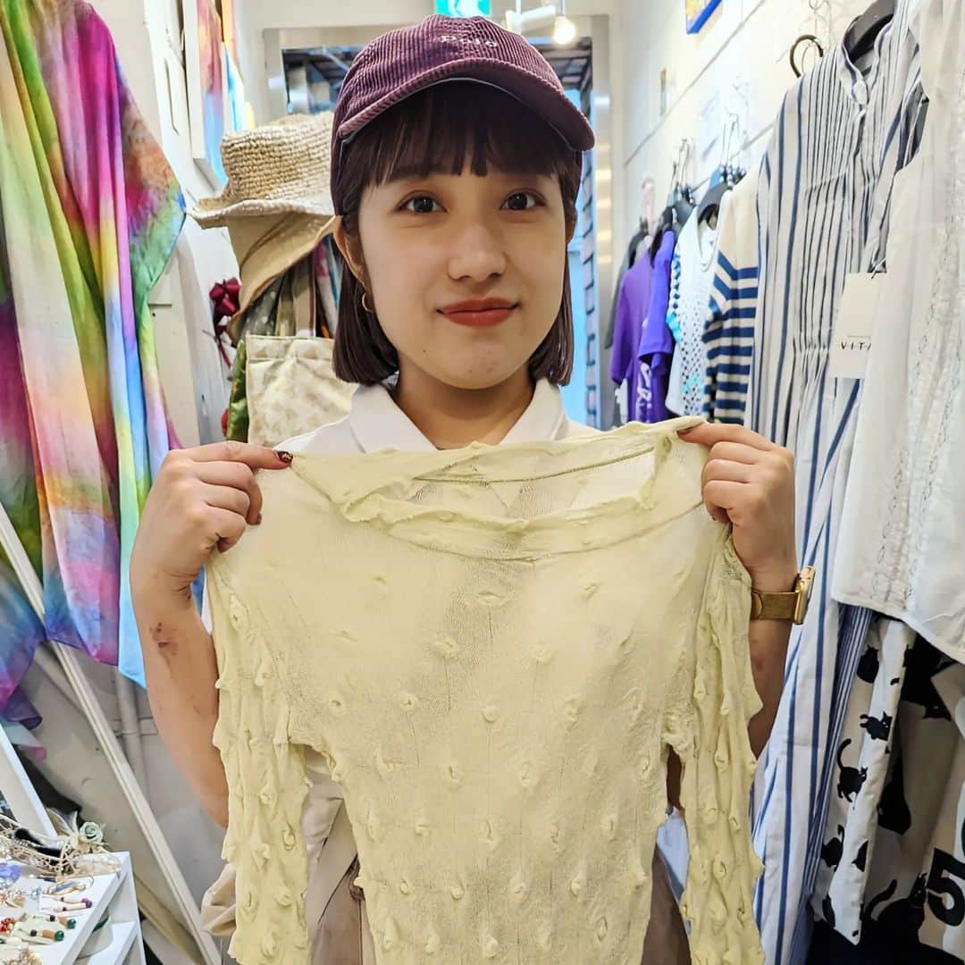 平井富子のインスタグラム：「美女登場！  表参道から、ムーさんが、ブタパナのセーターを見てアンシャンテに、、  美容師２年目で、撮影用に衣装を探しているとか。  個性的なブタパナのセーターを気に入って頂きました。オシャレ〜  明後日の撮影、頑張って～写真、楽しみにしています♥」