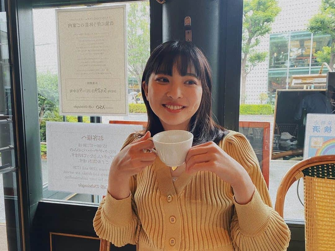 木下彩音のインスタグラム：「カフェでまったり☕️🕊  ポーズを迷ってたらお友達に笑われてつられて笑ってしまった時の3コマ風写真🌬️」