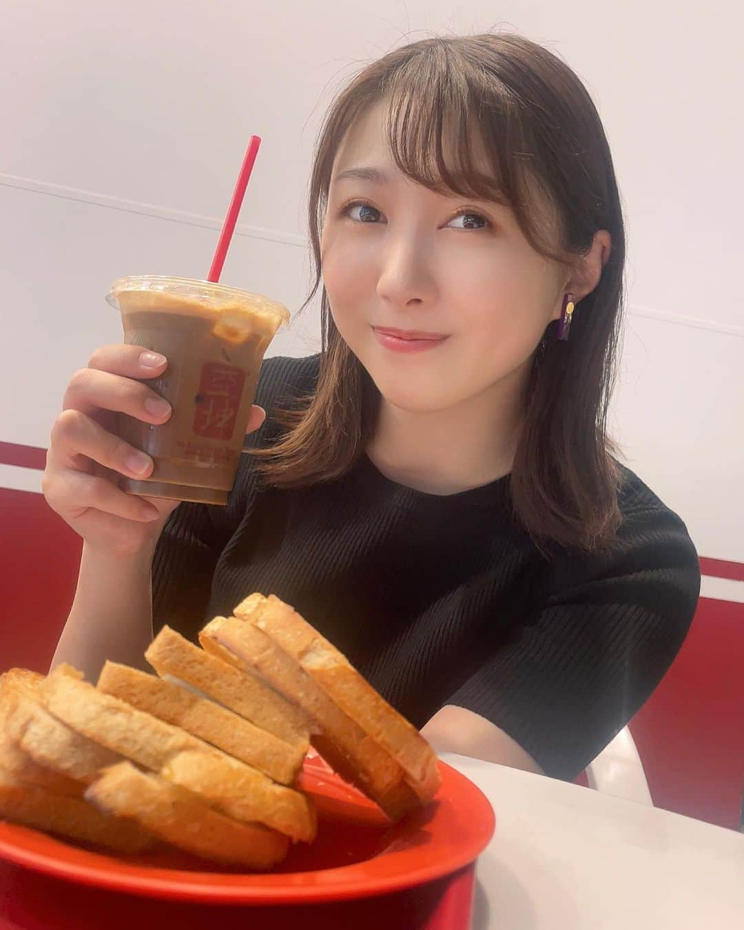 佐々木晴花さんのインスタグラム写真 - (佐々木晴花Instagram)「・ ・ シンガポール発祥のカヤトースト専門店 「Ya Kun Kaya Toast 東京国際フォーラム店」さんに行ってきました🍞 @yakunkayatoastjp   カヤトーストは、シンガポールの代表的な朝食メニューで、トーストしたパンにカヤジャムと呼ばれるペースト（卵・砂糖・ココナッツミルク・パンダンリーフなどが原料）をサンドしたソウルフードの一種！  セットで温泉卵や、甘くて濃厚なコンデンスミルク入のコピ（Kopi）というコーヒーと共に味わうのが定番のスタイルだそうです☕️  食べ方は、温泉卵にトーストをダンク… なんと斬新な！！  トーストに塗ってあるカヤジャムの甘さと、バターの塩加減と、トロトロの濃厚な温泉卵が合う！！！ 相性抜群で気づいたらペロリと食べてました…😋🧡  味変でホワイトペッパーもかけられるのですが、それがまた合う！！ ピリッとアクセントがきいて、終盤なのに食欲湧いてしまった！笑  とっても美味しかったです！ごちそうさまでした🍞☕️  皆さんも是非食べてみてください〜✨ ・ ・ #ヤクン #カヤトースト #コピ #有楽町 #有楽町カフェ #有楽町グルメ #東京国際フォーラム #東京グルメ #トースト #朝食プレート #朝食パン  #シンガポール #ソウルフード  #グルメ女子 #食いしん坊 #美味しいもの巡り  #カフェ巡り #カフェ部 #カフェ活  #アラサー女子 #アラサー独身女子 #pr」6月6日 17時37分 - haru2n.run