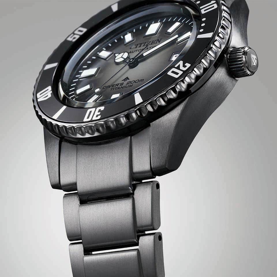 CITIZEN（シチズン時計）さんのインスタグラム写真 - (CITIZEN（シチズン時計）Instagram)「もうすぐ発売！『プロマスター』「MARINEシリーズ」から、大人気のメカニカルダイバー200mの新色をご紹介！    光沢感のあるブラックの外装には、小さなキズがつきにくくタフな仕様のデュラテクトDLCを採用。  中央のグレーからブラックに変化するグラデーションの文字板は、海中の暗がりに太陽光が微かに差し込む情景を表現しています。  針やインデックスの枠仕上げもブラック基調でまとめ、一体感のあるデザインに仕上げました。  海でフジツボに覆われながらも動き続けていたことから「フジツボダイバー」として愛された1977年発売の「チャレンジダイバー」のデザインを継承。 過去のレガシーを生かしながら、スペックや素材をアップデートした１本です。  2023年6月8日発売予定 【NB6025-59H ￥170,500 (税抜価格￥155,000)】  #シチズン #マイシチズン #citizen #citizenwatch #betterstartsnow #腕時計 #時計 #時計好き #腕時計好き #腕時計好きな人と繋がりたい #時計好きな人と繋がりたい #腕時計くら部 #watch #watches #wristwatch #watchfan #watchlover #プロマスター #promaster #カジュアルコーデ #アウトドア #アウトドアコーデ #海 #防水 #ダイバーズウォッチ #diverswatch #チャレンジダイバー #フジツボダイバー #機械式時計 #新作」6月6日 17時49分 - citizenwatchjp