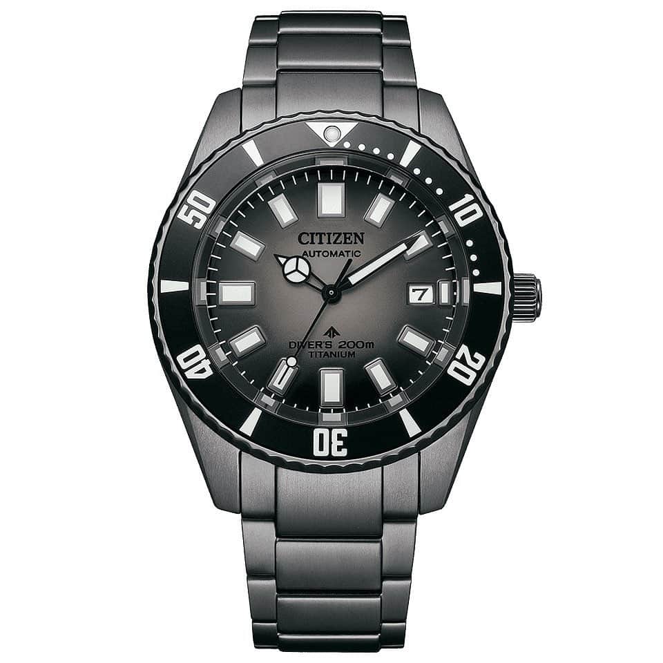 CITIZEN（シチズン時計）さんのインスタグラム写真 - (CITIZEN（シチズン時計）Instagram)「もうすぐ発売！『プロマスター』「MARINEシリーズ」から、大人気のメカニカルダイバー200mの新色をご紹介！    光沢感のあるブラックの外装には、小さなキズがつきにくくタフな仕様のデュラテクトDLCを採用。  中央のグレーからブラックに変化するグラデーションの文字板は、海中の暗がりに太陽光が微かに差し込む情景を表現しています。  針やインデックスの枠仕上げもブラック基調でまとめ、一体感のあるデザインに仕上げました。  海でフジツボに覆われながらも動き続けていたことから「フジツボダイバー」として愛された1977年発売の「チャレンジダイバー」のデザインを継承。 過去のレガシーを生かしながら、スペックや素材をアップデートした１本です。  2023年6月8日発売予定 【NB6025-59H ￥170,500 (税抜価格￥155,000)】  #シチズン #マイシチズン #citizen #citizenwatch #betterstartsnow #腕時計 #時計 #時計好き #腕時計好き #腕時計好きな人と繋がりたい #時計好きな人と繋がりたい #腕時計くら部 #watch #watches #wristwatch #watchfan #watchlover #プロマスター #promaster #カジュアルコーデ #アウトドア #アウトドアコーデ #海 #防水 #ダイバーズウォッチ #diverswatch #チャレンジダイバー #フジツボダイバー #機械式時計 #新作」6月6日 17時49分 - citizenwatchjp