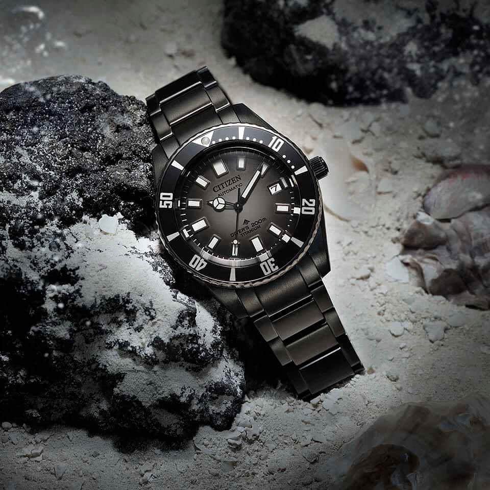 CITIZEN（シチズン時計）さんのインスタグラム写真 - (CITIZEN（シチズン時計）Instagram)「もうすぐ発売！『プロマスター』「MARINEシリーズ」から、大人気のメカニカルダイバー200mの新色をご紹介！    光沢感のあるブラックの外装には、小さなキズがつきにくくタフな仕様のデュラテクトDLCを採用。  中央のグレーからブラックに変化するグラデーションの文字板は、海中の暗がりに太陽光が微かに差し込む情景を表現しています。  針やインデックスの枠仕上げもブラック基調でまとめ、一体感のあるデザインに仕上げました。  海でフジツボに覆われながらも動き続けていたことから「フジツボダイバー」として愛された1977年発売の「チャレンジダイバー」のデザインを継承。 過去のレガシーを生かしながら、スペックや素材をアップデートした１本です。  2023年6月8日発売予定 【NB6025-59H ￥170,500 (税抜価格￥155,000)】  #シチズン #マイシチズン #citizen #citizenwatch #betterstartsnow #腕時計 #時計 #時計好き #腕時計好き #腕時計好きな人と繋がりたい #時計好きな人と繋がりたい #腕時計くら部 #watch #watches #wristwatch #watchfan #watchlover #プロマスター #promaster #カジュアルコーデ #アウトドア #アウトドアコーデ #海 #防水 #ダイバーズウォッチ #diverswatch #チャレンジダイバー #フジツボダイバー #機械式時計 #新作」6月6日 17時49分 - citizenwatchjp