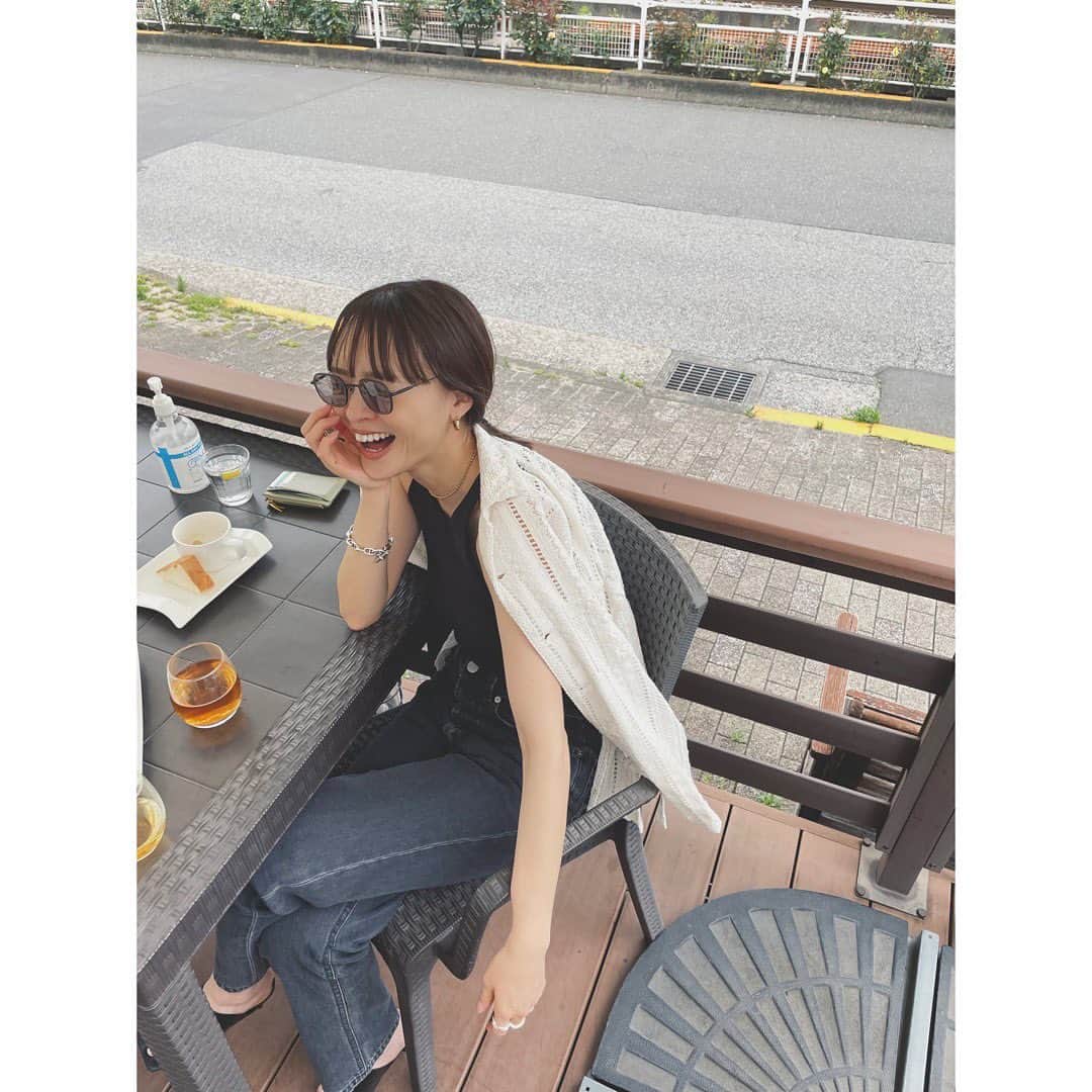 野尻美穂のインスタグラム：「外でランチが気持ち良い〜  明日から発売のミラー着て今日はoojuの日🫶🏻  #エビ食べる口が大きすぎる」