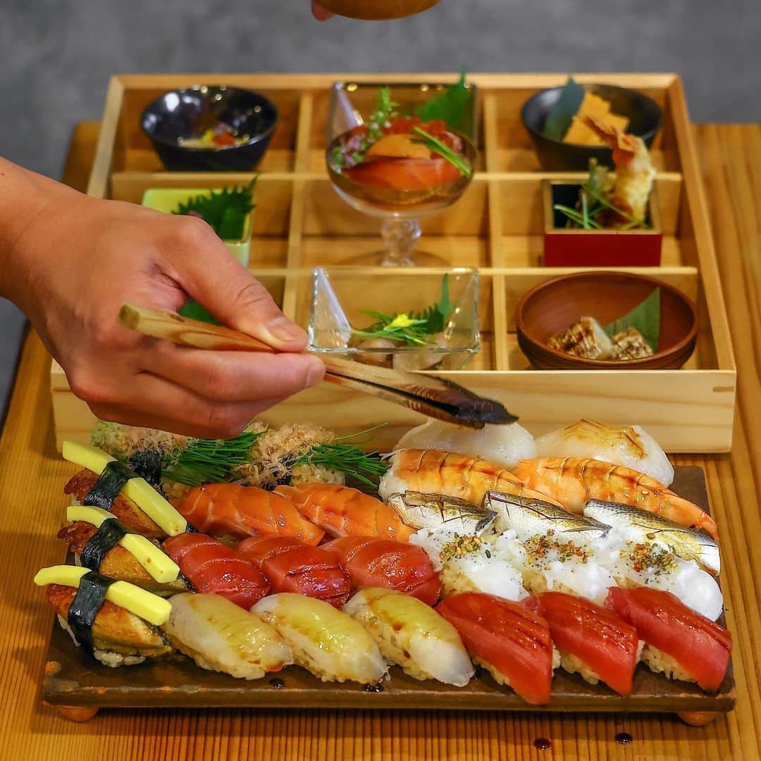 きょん。さんのインスタグラム写真 - (きょん。Instagram)「.  .  鮨まつ井 @sushi_matsui  SNSで話題の曽根崎・鮨まつ井にて、 新たなディナーメニュー 「９種の海鮮宝石箱」が 仲間入りするとのことで、 一足お先にいただいて参りました🍣  中央に鎮座する究極のTKGをはじめ、 海老天やタコのやわらか煮、 ハモのゆびきにいかそうめん、 海老の漬け、本日の西京焼き、 とろゆばイクラのせ、 そして自家製玉子がずらり◎  宝石という名の海の幸をいただきながら、 お鮨を味わえる喜び。  感謝🙏  店名:鮨まつ井 住所:大阪府大阪市北区曽根崎2-16-22 7F  #PR#鮨まつ井#japanesegourmet#osakatrip #japanesesushi#japanesestyle#sushi#japantrip#sushilovers」6月6日 17時43分 - kyon_tokiiro