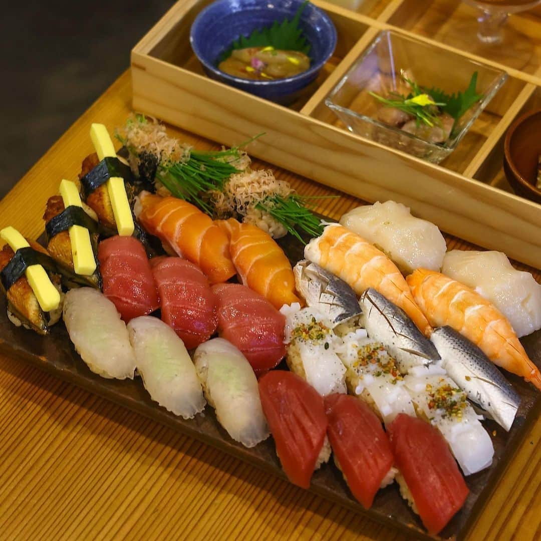 きょん。さんのインスタグラム写真 - (きょん。Instagram)「.  .  鮨まつ井 @sushi_matsui  SNSで話題の曽根崎・鮨まつ井にて、 新たなディナーメニュー 「９種の海鮮宝石箱」が 仲間入りするとのことで、 一足お先にいただいて参りました🍣  中央に鎮座する究極のTKGをはじめ、 海老天やタコのやわらか煮、 ハモのゆびきにいかそうめん、 海老の漬け、本日の西京焼き、 とろゆばイクラのせ、 そして自家製玉子がずらり◎  宝石という名の海の幸をいただきながら、 お鮨を味わえる喜び。  感謝🙏  店名:鮨まつ井 住所:大阪府大阪市北区曽根崎2-16-22 7F  #PR#鮨まつ井#japanesegourmet#osakatrip #japanesesushi#japanesestyle#sushi#japantrip#sushilovers」6月6日 17時43分 - kyon_tokiiro