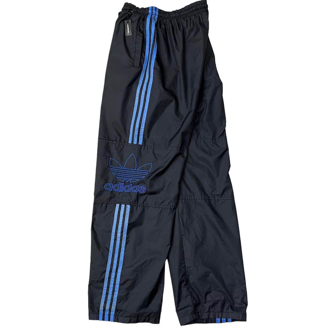 ジャムルのインスタグラム：「adidas トレフォイル ナイロンパンツ ¥6800+tax(7480) . adidasナイロンパンツ。定番のサイドラインの真ん中に大きなトレフォイル！ もしかすると90年代頃のフェイクかなと思いますが見過ごせないデザインです！ 黒に青のカラーリングも◎ メッシュのライナー付きでなつもベタつかず履いていただけます。  裾あたりにダメージ、所々汚れもあり、お尻あたりには2箇所リペアがありますが、まだまだ履いていただけるコンディションです。 .  WEB SHOPに入荷しております。 是非ご覧ください。 jammru.com  #お問い合わせはお電話で承ります #jammru #osaka  #fashion  #streetstyle  #streetfashion  #vtg  #vintage  #used  #usedclothing  #古着 #古着屋 #ファッション #70s #80s #90s」