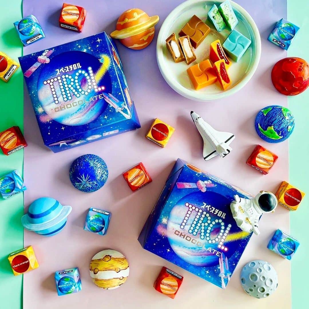 のインスタグラム：「🪐 ／  #新発売 情報📣 全国のPPIHグループ店舗（ドン・キホーテおよびユニー系列、一部店舗除く）で発売🛒✨ ＼  宇宙モチーフのチロルチョコ🛸👽 「スペースチロルBOX」のご紹介です💜🛸  見た目も中身も＼宇宙／をテーマにこだわったBOX型商品- ̗̀📦 ̖́-  宇宙感たっぷりのBOXには、人工衛星やロケットなどのイラストがちりばめられ、個包装にはそれぞれの惑星をデザインしています👾  ┈┈┈┈┈┈┈┈┈┈ 気になるフレーバーは…？💡 ┈┈┈┈┈┈┈┈┈┈ 🪐マーズオレンジ 赤い「火星」イメージし、鮮やかなラズベリージュレをオレンジ風味チョコで包みました。火星には太陽系最大級の火山“オリンポス山“があることから、情熱的な色で仕上げました⛰✨️  🪐アースソーダ 水の多い「地球」をイメージし、パチパチとはじけるポッピングキャンディとザラメをソーダ風味チョコで包みました。ポッピングキャンディは動物などの生命活動エネルギーをイメージしています🌎  🪐ジュピターコーラ ガスを含有する「木星」をイメージし、コーラ風味ソースとマシュマロをコーラ風味チョコとホワイトチョコで包みました。 マシュマロは“軽い惑星“である木星を食感的に演出しています🚀  6月6日から全国のPPIHグループ店舗(ドン・キホーテおよびユニー系列、 一部店舗除く)で発売しますよ〜🛒  ぜひチェックしてみてください‪👍🏻 ̖́-‬  ※お取り扱いのない店舗もあります。 また、商品がなくなり次第、 販売終了とさせて頂きます。予めご了承くださいませ。  #tirol #tirolchoco #チロルチョコ #チロル #チョコレート #おやつタイム #chocolate #期間限定#ドンキ #おうちカフェ #おやつの時間  #chocolatelover  #shopチロルチョコ #スペースチロル」