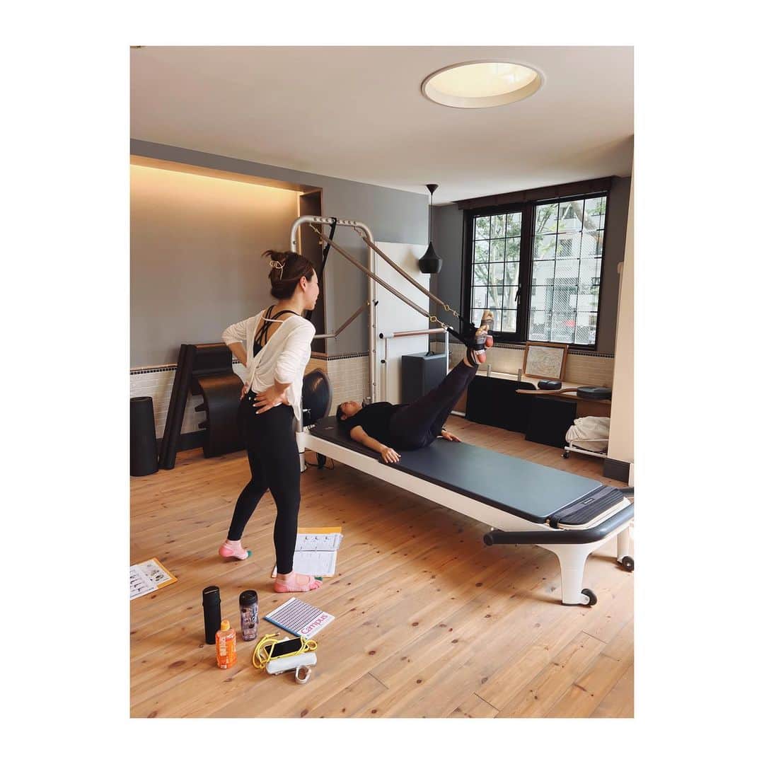 のインスタグラム：「❤️ ___________________________ ⁡ ティーチングレッスンのクライアントさん役になったら マタニティピラティス研修になった。笑 ⁡ ⁡ お陰様ですこぶる身体の調子がいいです🤩 ⁡ 皆さん ありがとう🧡 ⁡ ⁡ —— #reborn_sendai」