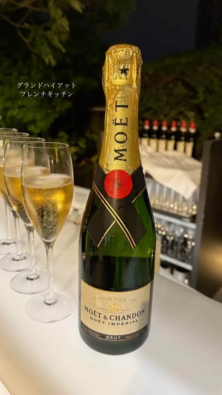 のインスタグラム：「創業20周年を迎えたグランド ハイアット 東京。  オールホワイトがドレスコードのセレブリティイベント『ソワレ ブランシュ』が、コロナ禍を経て4年振りに復活しました。  モエ・エ ・シャンドン モエ アンペリアル、アイス アンペリアルをはじめとしたドリンクをフリーフローでいただきながら、「オーク ドア」の  本格的なアメリカンバーベキュー料理や、「フレンチ キッチン」の南仏の郷土料理がいただけるお得なプラン。  南フランス コートダジュールのサントロペが発祥とされ、様々な国で広く楽しまれているイベント「Soirée Blanche ～ソワレ ブランシュ～」。 全身を白いファッションでコーディネートするオールホワイトの装いは非日常のムードをより盛り上げます。  心地よい夜風が吹き抜けるテラスでいただくモエ・エ ・シャンドンのおいしいこと！ 予約制なのでお急ぎください。［編集O］  開催場所　　：フレンチ キッチン（東京都港区六本木6-10-3　グランド ハイアット 東京 2階） 開催日　　　：6月24日(土)、7月1日(土)、8日(土)、15日(土)、29日(土)、8月5日(土)、12日(土)、19日(土)、26日(土) 開催時間　　：レギュラープラン 18：00 ～ 22：00（LO 21：30） 　　　　　　　スタンディングプラン 19：00 ～ 22：00（LO 21:30） 会場　　　　： オールデイ ダイニング「フレンチ キッチン」店内およびテラスエリア ドレスコード：オールホワイト  #ソワレブランシュ2023　#ソワレブランシュ　#グランドハイアット東京　#GrandHyattTokyo #モエエシャンドン　#soireeblanche #moetechandon #fujingaho #fujingahojp #婦人画報」