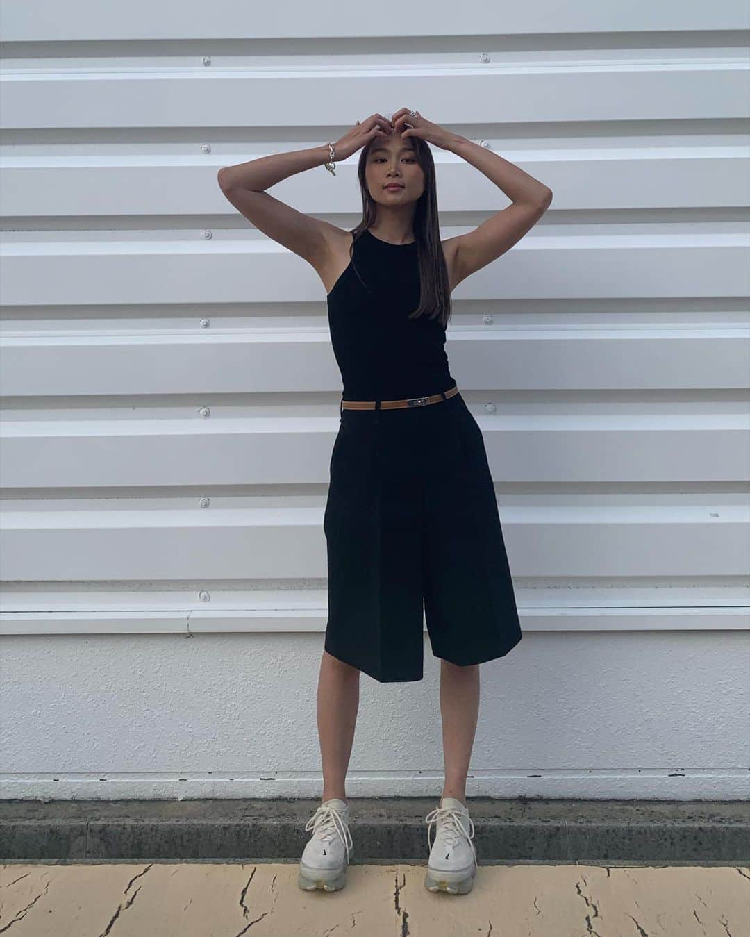 真部理子のインスタグラム：「広島はお祭りモード一色だった日🪅 私は地味〜にとりあえず動きやすいお洋服で笑 ⁡ 人混みすご過ぎて忍者のように動いたわ。 デカパンツ🩳今までは挑戦したことなかったけど いろんなお洋服着れるように… 膝下が盛れるわ、ビッグシルエット！ ⁡ ⁡ ⁡ tops,pants @zara  belt @hermes  sneaker @nike  ⁡ ⁡ #coordinate #コーデ #黒コーデ #zara #hermes #nike #ザラジョ #ザラコーデ #エルメスベルト #ナイキ女子 #日焼け女子 #ブラックコーデ #筋トレ女子」