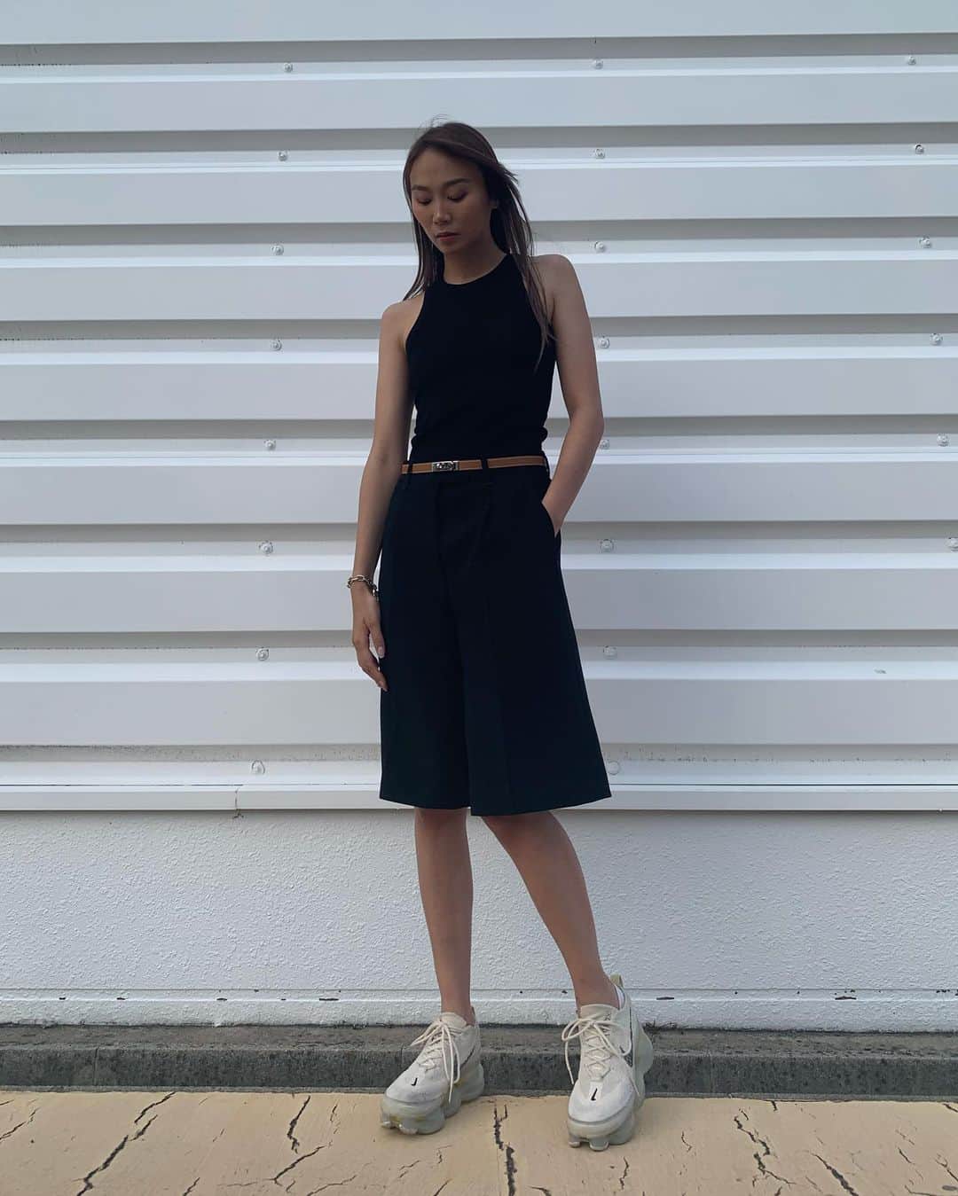真部理子さんのインスタグラム写真 - (真部理子Instagram)「広島はお祭りモード一色だった日🪅 私は地味〜にとりあえず動きやすいお洋服で笑 ⁡ 人混みすご過ぎて忍者のように動いたわ。 デカパンツ🩳今までは挑戦したことなかったけど いろんなお洋服着れるように… 膝下が盛れるわ、ビッグシルエット！ ⁡ ⁡ ⁡ tops,pants @zara  belt @hermes  sneaker @nike  ⁡ ⁡ #coordinate #コーデ #黒コーデ #zara #hermes #nike #ザラジョ #ザラコーデ #エルメスベルト #ナイキ女子 #日焼け女子 #ブラックコーデ #筋トレ女子」6月6日 17時51分 - riko_manabe