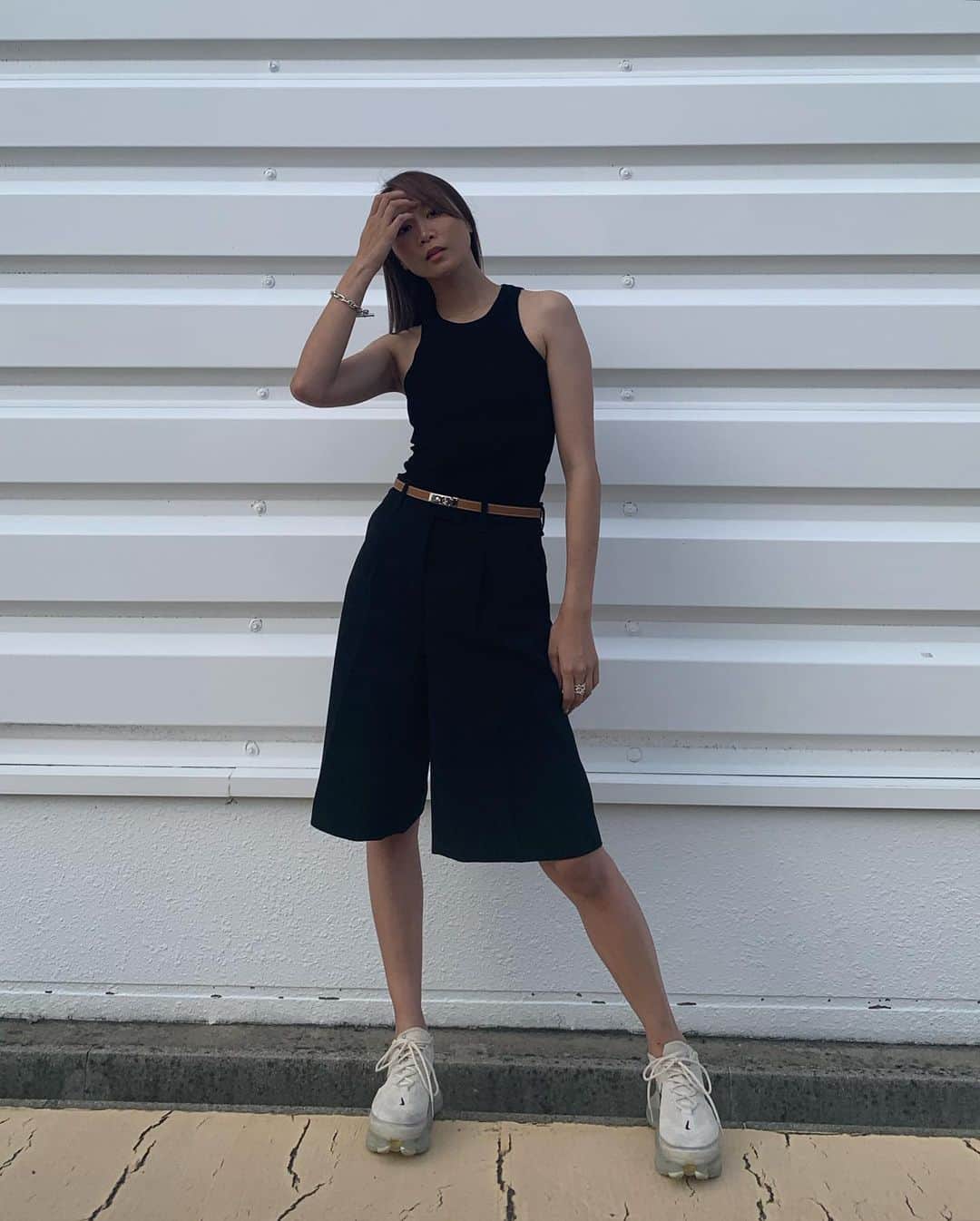 真部理子さんのインスタグラム写真 - (真部理子Instagram)「広島はお祭りモード一色だった日🪅 私は地味〜にとりあえず動きやすいお洋服で笑 ⁡ 人混みすご過ぎて忍者のように動いたわ。 デカパンツ🩳今までは挑戦したことなかったけど いろんなお洋服着れるように… 膝下が盛れるわ、ビッグシルエット！ ⁡ ⁡ ⁡ tops,pants @zara  belt @hermes  sneaker @nike  ⁡ ⁡ #coordinate #コーデ #黒コーデ #zara #hermes #nike #ザラジョ #ザラコーデ #エルメスベルト #ナイキ女子 #日焼け女子 #ブラックコーデ #筋トレ女子」6月6日 17時51分 - riko_manabe