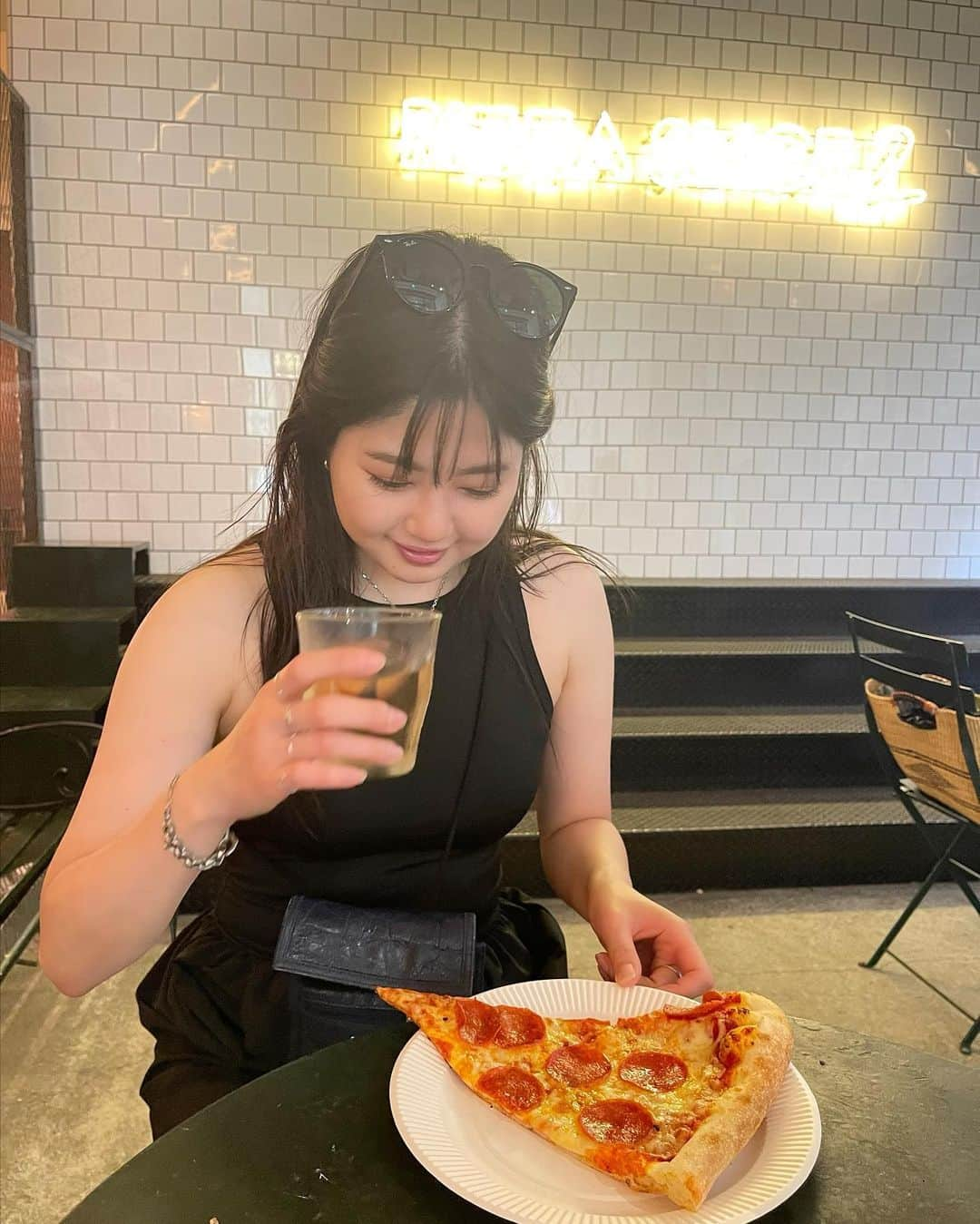 蔵下穂波さんのインスタグラム写真 - (蔵下穂波Instagram)「. ピザ🍕を目の前に嬉しい😆  #피자#맛있어#도교#맛집추천   追伸、오랜만에 밖에 나가기🥸」6月6日 17時51分 - honami_kurashita