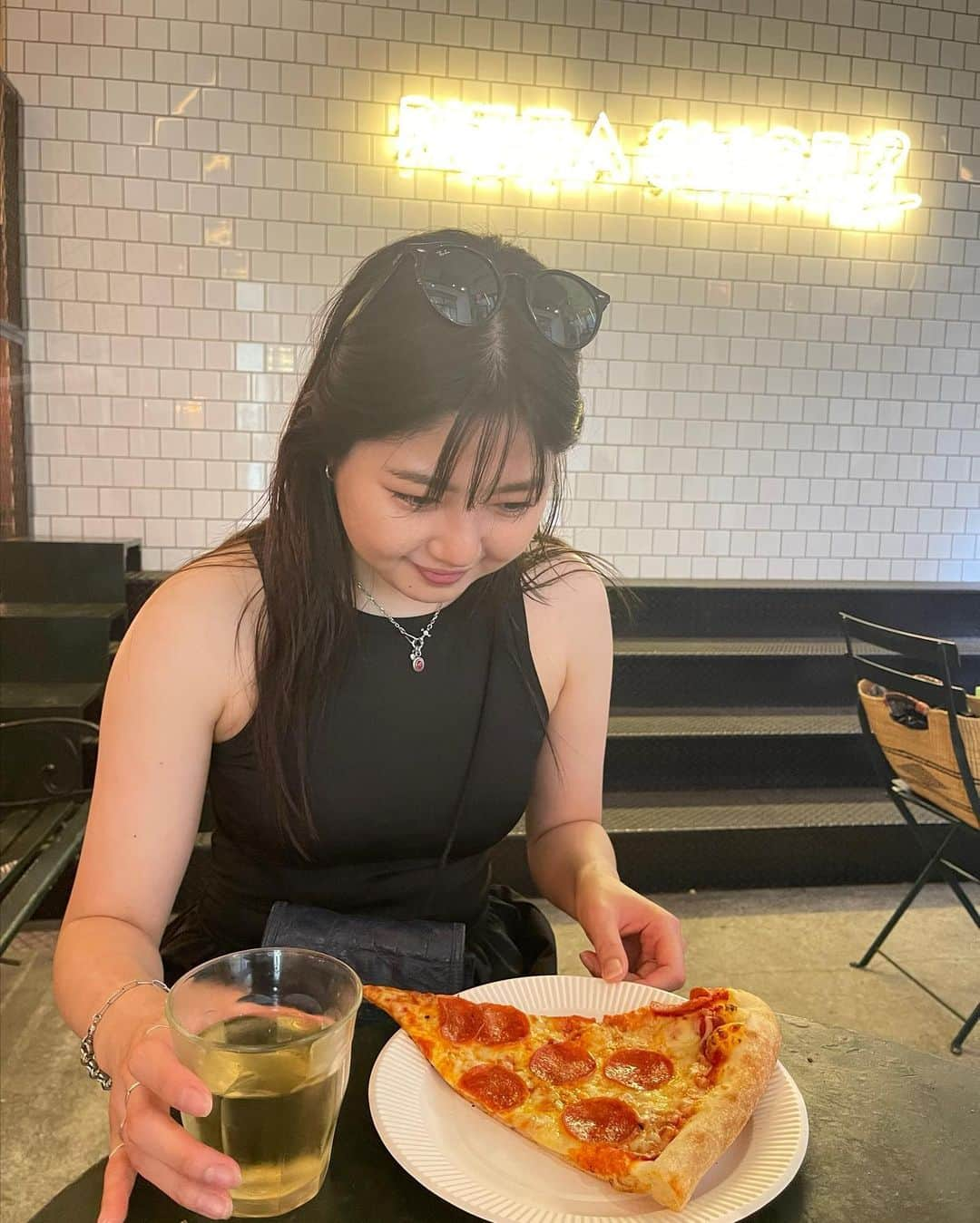 蔵下穂波のインスタグラム：「. ピザ🍕を目の前に嬉しい😆  #피자#맛있어#도교#맛집추천   追伸、오랜만에 밖에 나가기🥸」