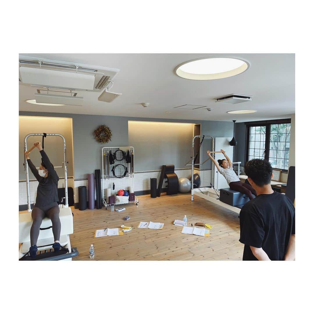 のインスタグラム：「❤️ ___________________________ ⁡ やっぱり ピラティスが好きだ！ ⁡ ⁡ やればやるほど奥が深い 学べば学ぶほど疑問点がでてくる 身体を触れば触るほど新しい発見がある ⁡ だから何年経っても 虜になるのかな。 ⁡ ⁡ 妊婦になってから 自分の身体が変わっていき その中でできることを模索しながらピラティスをしたり ⁡ ⁡ その中で妊娠前なら感じられなかった新しい感覚がでてきて 急にできる感覚がわかるようになったり。 （妊娠前にこの感覚が欲しかった…笑） ⁡ ⁡ 身体って本当に不思議。 ⁡ ⁡ この素晴らしさを クライアントさんに伝えられる場所と機会に 感謝する毎日です。 ⁡ 早くレッスンに復帰して この感覚を伝えたい！！ ⁡ はやる気持ちを抑えて 今は、大仕事前の束の間のゆっくり時間を 穏やかな気持ちで過ごします☺️ ⁡ ⁡ —— #reborn_sendai」