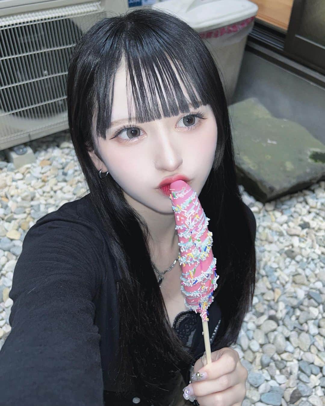 狐波ろんのインスタグラム：「不健康カラーのチョコバナナって絶対お祭りでしか食べれないからいっつも食べちゃう^ ̳- ‧̫ • ̳^☆かわいー୨୧┈  #夏祭り」