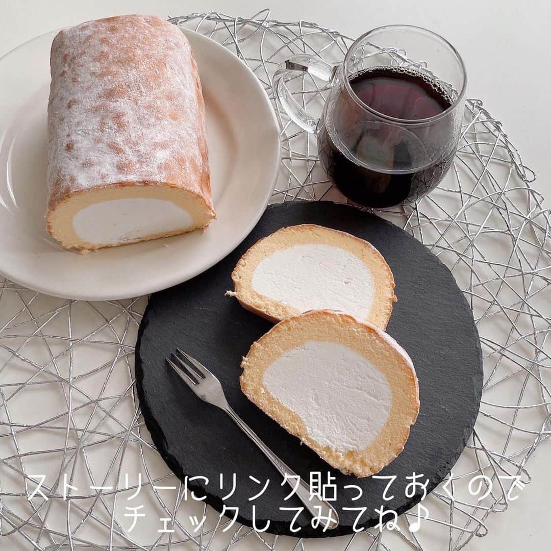 Shinkinedo Group inc.さんのインスタグラム写真 - (Shinkinedo Group inc.Instagram)「⭐︎ リピートしてくださったとの事でとても嬉しいです🥹💕 本当に1人で全部食べちゃいたくなりますよね😳  ロールケーキのフワフワ感を動画で頂き まだ食べたことない方も食べたくなる 素敵な投稿をありがとうございます☘️✨  只今、ショコラロールケーキの #プレゼント企画　🎁実施中✨✨  #Repost @mei.5.7.des ・・・ . 甘党の私がハマってるこちらのロールケーキ🍰 美味しすぎてリピ♡🤤  ふわっふわな生地で中のクリームもたっぷり 甘さ控えめでくどくないから私下手したらまるまる一本食べれるかも😂💦  冷凍で届くからこのままアイスケーキとして食べてもおいしかったよ♡  スイーツ好きな方にぜひ食べて欲しい♪  . @shinkinedo  . ストーリーにリンチェックしてみてね  . . #ロールケーキ #スイーツ  #3時のおやつ #ケーキ #新杵堂 #栗きんとん #お取り寄せスイーツ #クリーム　#ホイップ　#ホイップクリーム #洋菓子　#甘党　#甘党女子 #甘党男子  #お取り寄せスイーツ　#おとりよせ #おとりよせスイーツ #生クリーム #生クリームたっぷり  #生クリーム大好き  #スイーツ好き #スイーツ部　#プレゼント企画」6月6日 18時00分 - shinkinedo