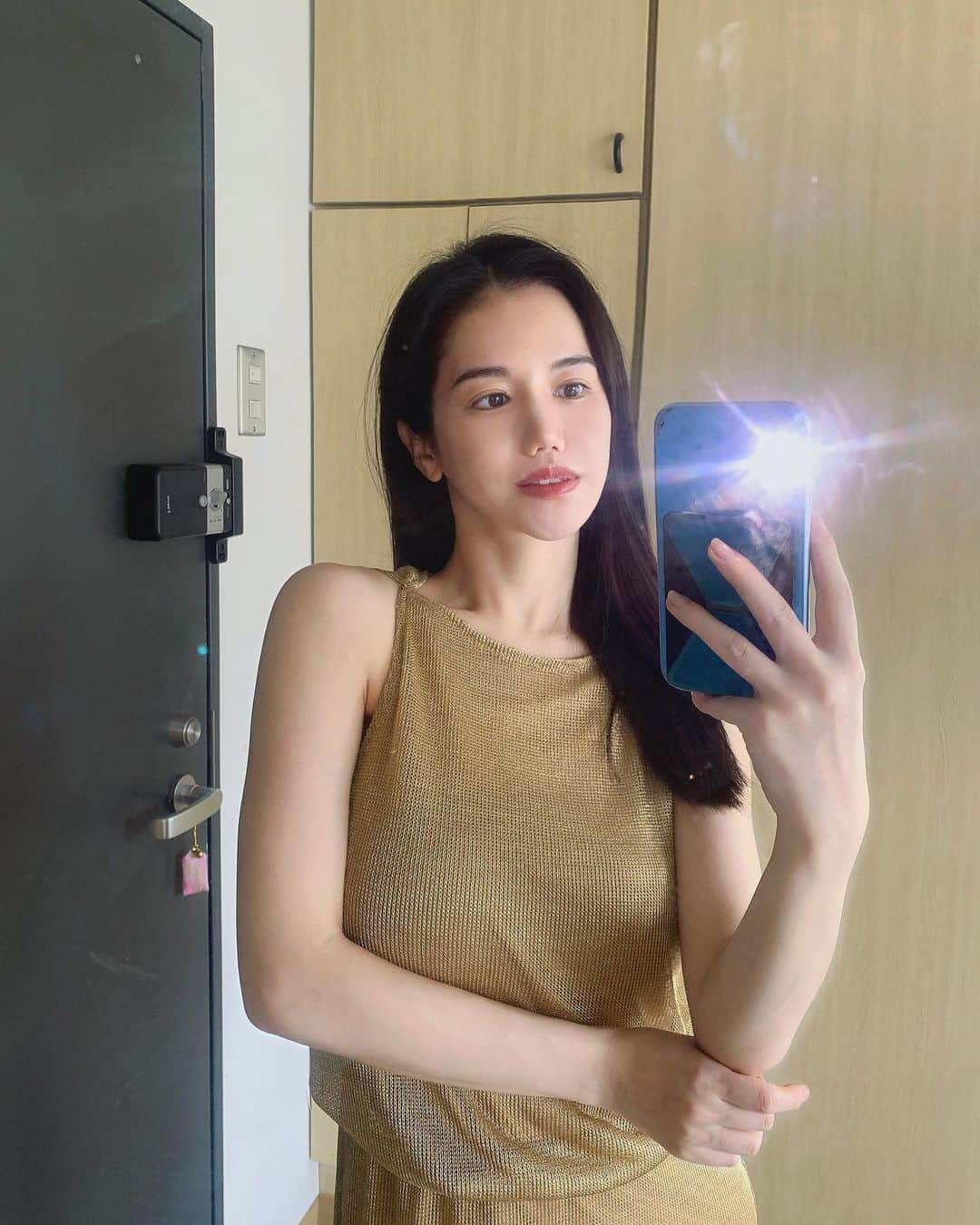 尾島沙緒里のインスタグラム：「全身鏡をドア横に移動💪 #ディノス のフィルムミラーはカレンダー並の軽さなので、フックでどこにでも貼れて助かります  梅雨も一段落ついてすっかり夏の陽気  ⁡ #一人暮らしインテリア#ひとり暮らしインテリア#マイルーム #シンプルインテリア#韓国インテリア #カラフルインテリア #ルームツアー #シンプルな暮らし #フリーアナウンサー #アナウンサー #女子アナウンサー #女子アナ #全身鏡  ⁡ 他の投稿はこちら ▷▷▷@ojimasaori__newscaster」