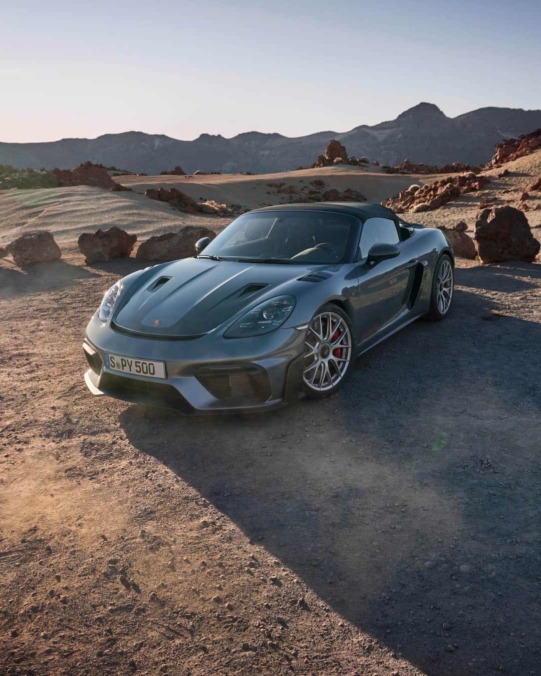Porscheさんのインスタグラム写真 - (PorscheInstagram)「A free spirit that's unwilling to compromise. The new 718 Spyder RS is here to redefine the joy of the open road. __ 718 Spyder RS: Fuel consumption combined in l/100 km: 13,0 (WLTP); CO2 emissions combined in g/km: 294 (WLTP); | https://porsche.click/DAT-Leitfaden | Status: 06/2023」6月6日 18時00分 - porsche