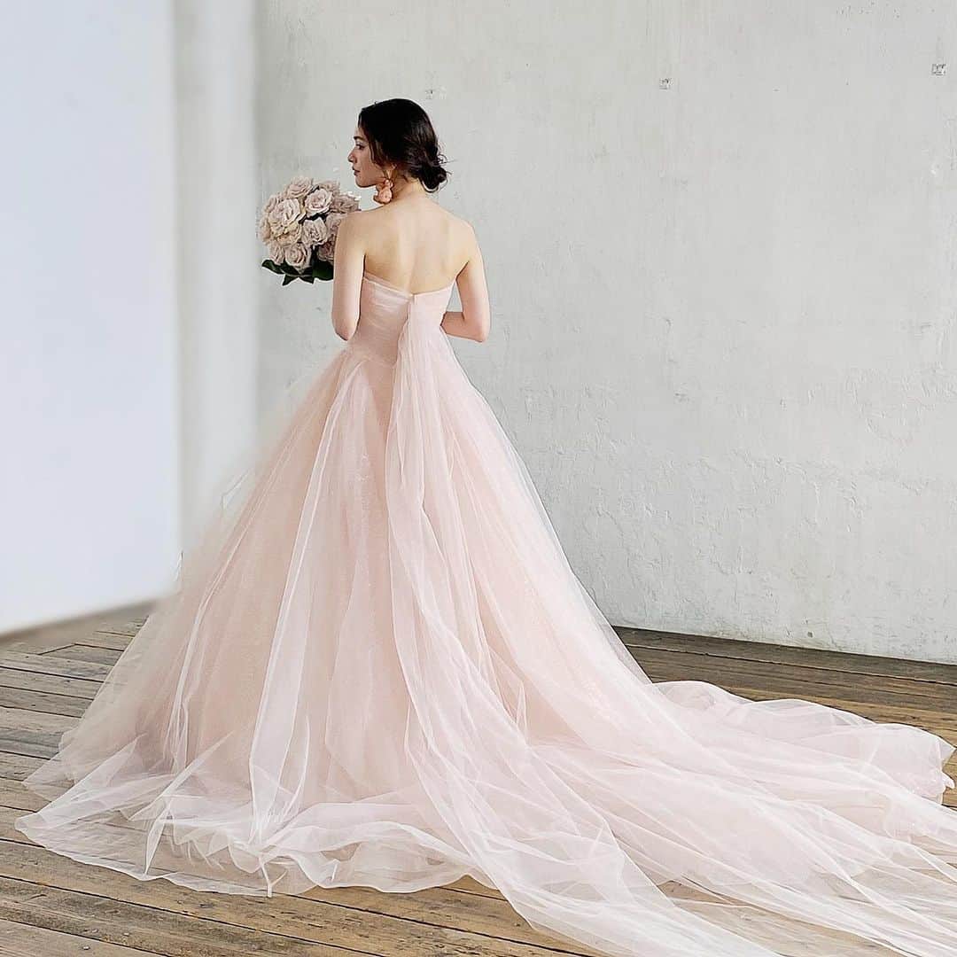 のインスタグラム：「＊  A by Hatsuko Endo 2023 Collection_  Dress：Stella（Pink）／No.8400 @a_by_hatsukoendo  ハツコ エンドウ ウェディングス銀座 03-3563-1411  こちらは、7／1 以降の挙式の方への ご案内とさせていただきます。  Hair&Makeup：Hatsuko Endo @akiko__endo  @hatsukoendo_okayama  @hatsukoendo_sakata  @hatsukoendo_hairmakeup   Accessories：Hatsuko Endo Weddings Bouquet： @ardoise1986   #hatsukoendo  #hatsukoendoweddings #hatsukoendobeauty #abyhatsukoendo  #wedding #dress #hair #makeup #bridal #photo #shooting #accessories #bouquet  #ハツコエンドウ #ハツコエンドウウェディングス #ウェディングドレス #エーバイハツコエンドウ #新作 #ブライダル #ビューティー #ヘアメイク #撮影 #プレ花嫁 #日本中のプレ花嫁さんと繋がりたい #アクセサリー #美容師  #ブーケ」