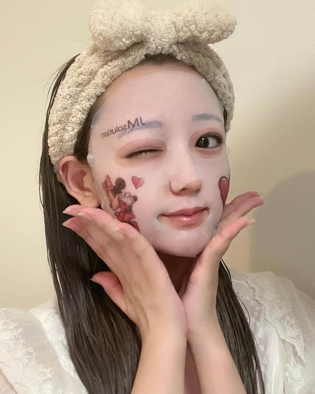 ひなこさんのインスタグラム写真 - (ひなこInstagram)「Diseney pack 🐭💞✨  JMsolution @jmsolution_jp_editionという韓国ブランドのフェイスパックがディズニーとコラボしててgetしてみた🫶🏻 成分別に20種類もあって全部可愛くて迷ったけど、RETICARE MASK, YSTCARE MASK, BIFICARE MASKを🧖🏼‍♀️🎀 ステッカーが入ってたり、パックにプリントしてあったりして自分用にもプレゼント用にも良いなと思いました💌 1箱5枚入りで個包装だから、旅行先で友達やカップル同士でつけて写真撮っても絶対可愛い..🤳🤦🏼‍♀️是非チェックしてみてください➰✨  #jmjpedition #photopick #selection #夢が叶うシート　#disney #フェイスマスク #ディズニーコラボ」6月6日 18時00分 - hnk165