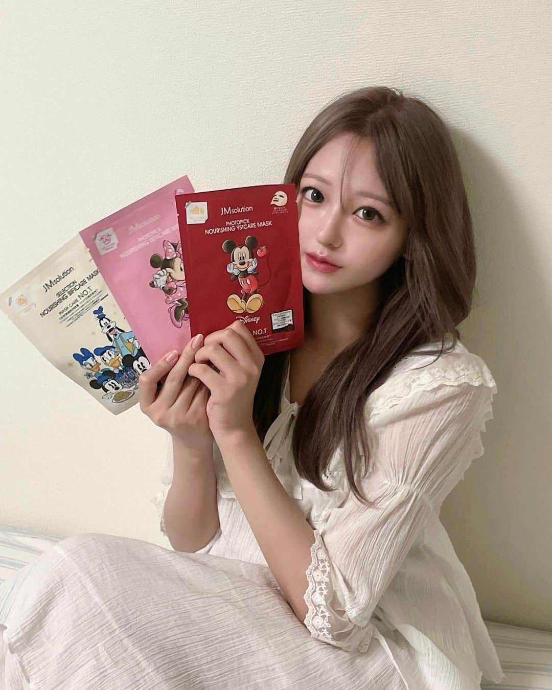 ひなこさんのインスタグラム写真 - (ひなこInstagram)「Diseney pack 🐭💞✨  JMsolution @jmsolution_jp_editionという韓国ブランドのフェイスパックがディズニーとコラボしててgetしてみた🫶🏻 成分別に20種類もあって全部可愛くて迷ったけど、RETICARE MASK, YSTCARE MASK, BIFICARE MASKを🧖🏼‍♀️🎀 ステッカーが入ってたり、パックにプリントしてあったりして自分用にもプレゼント用にも良いなと思いました💌 1箱5枚入りで個包装だから、旅行先で友達やカップル同士でつけて写真撮っても絶対可愛い..🤳🤦🏼‍♀️是非チェックしてみてください➰✨  #jmjpedition #photopick #selection #夢が叶うシート　#disney #フェイスマスク #ディズニーコラボ」6月6日 18時00分 - hnk165